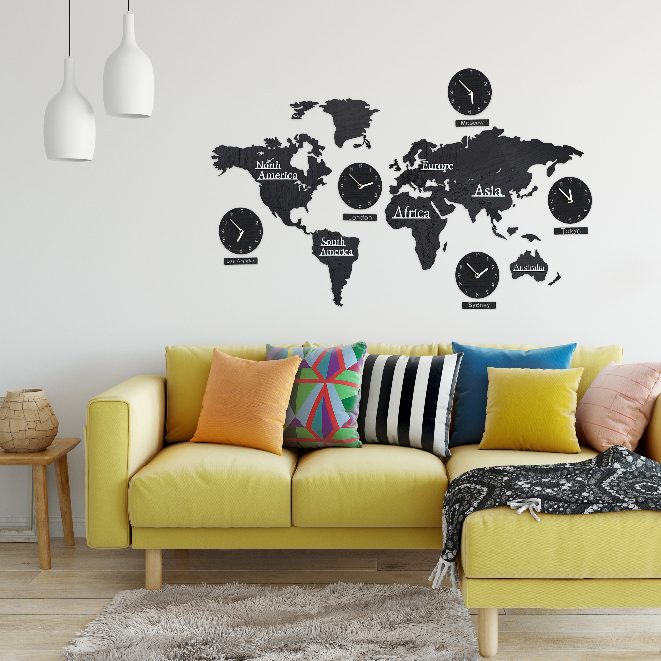 Gelbes Sofa mit bunten Kissen, Wandkarte mit Weltuhren und zwei weiße Hängelampen.