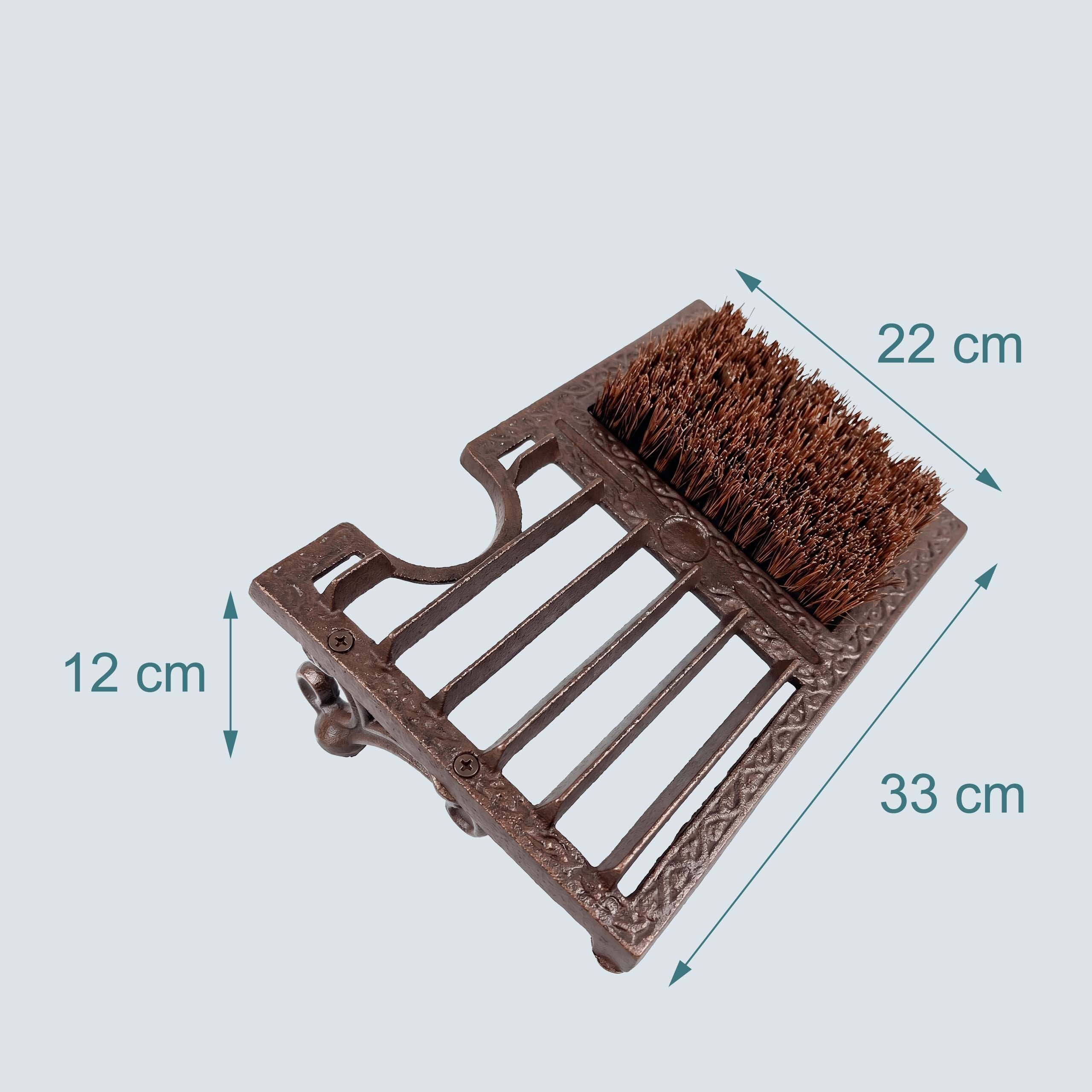 Gusseiserner Stiefelknecht mit braunen Borsten und Maßen 33x22x12 cm auf hellgrauem Hintergrund.