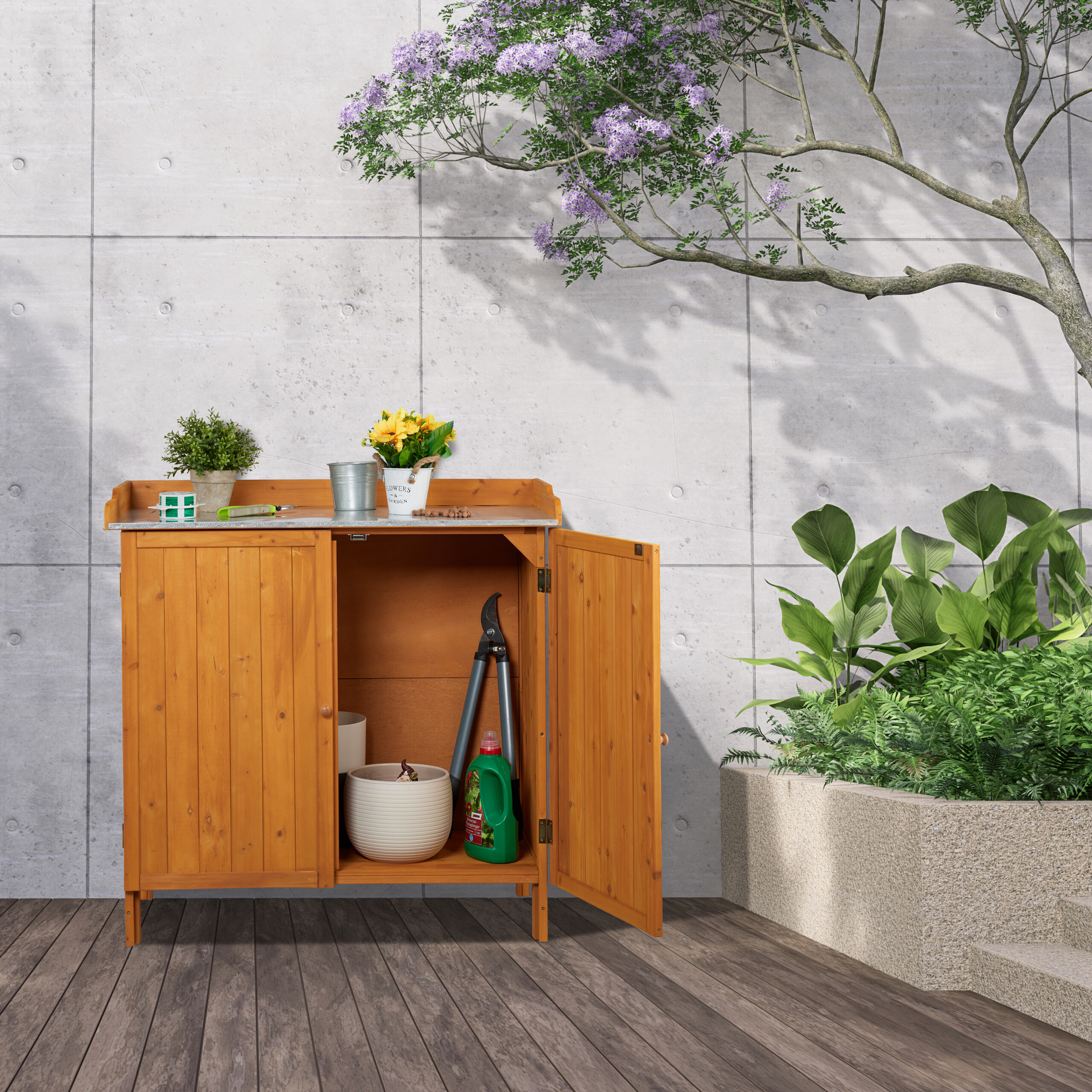 Holz-Gartenschrank auf Holzterrasse mit Pflanzen und grauem Betonwandhintergrund.