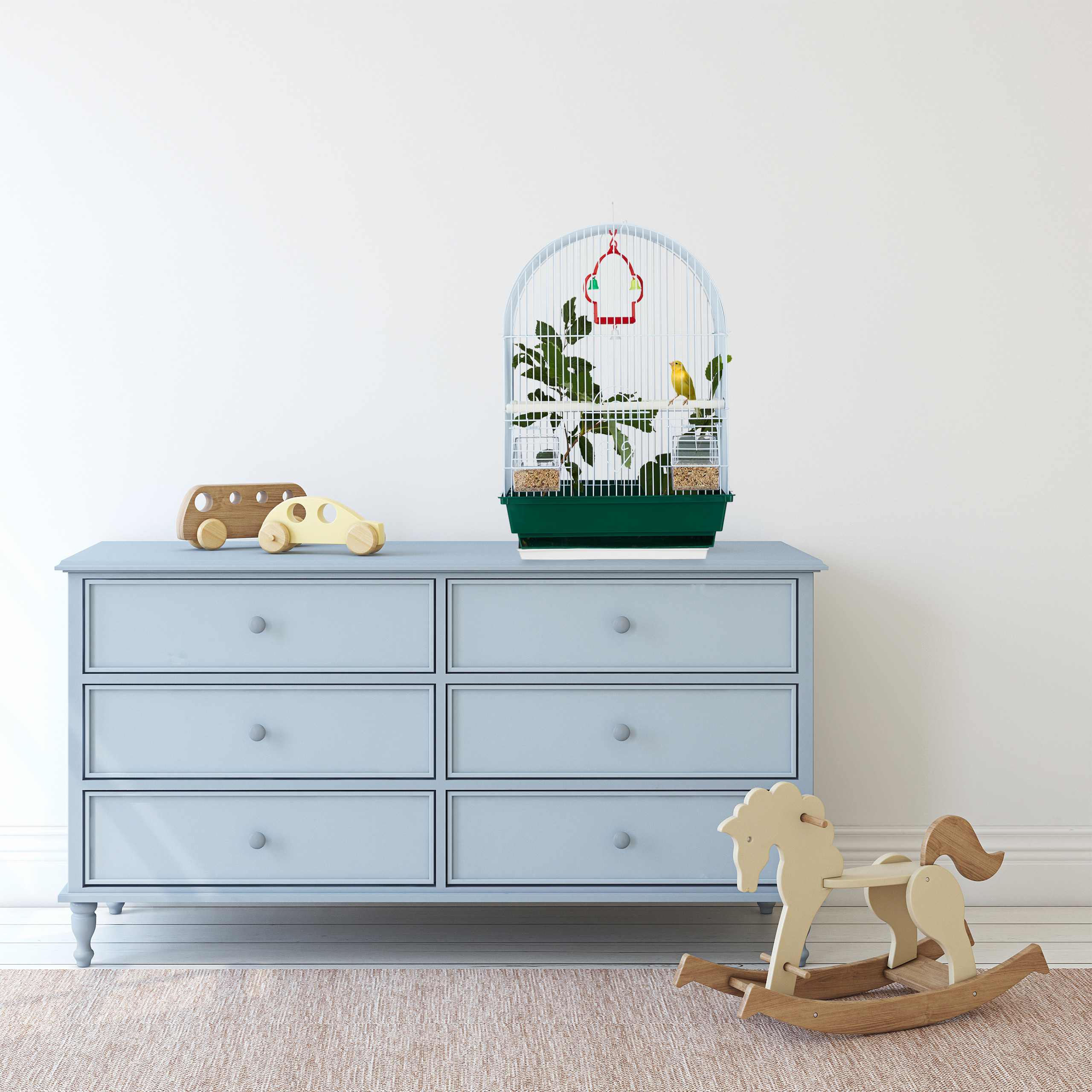 Ein blauer Wandschrank mit einem Vogelkäfig, Holspielzeug und einem Schaukelpferd im Raum.