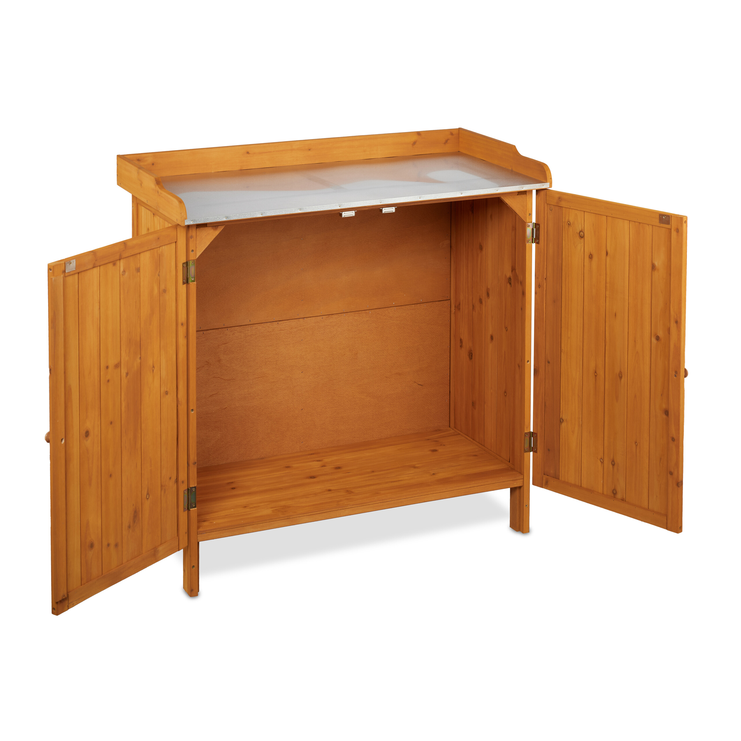 Ein hölzerner Gartenschrank mit offener Doppeltür und einer Metallarbeitsfläche oben vor weißem Hintergrund.