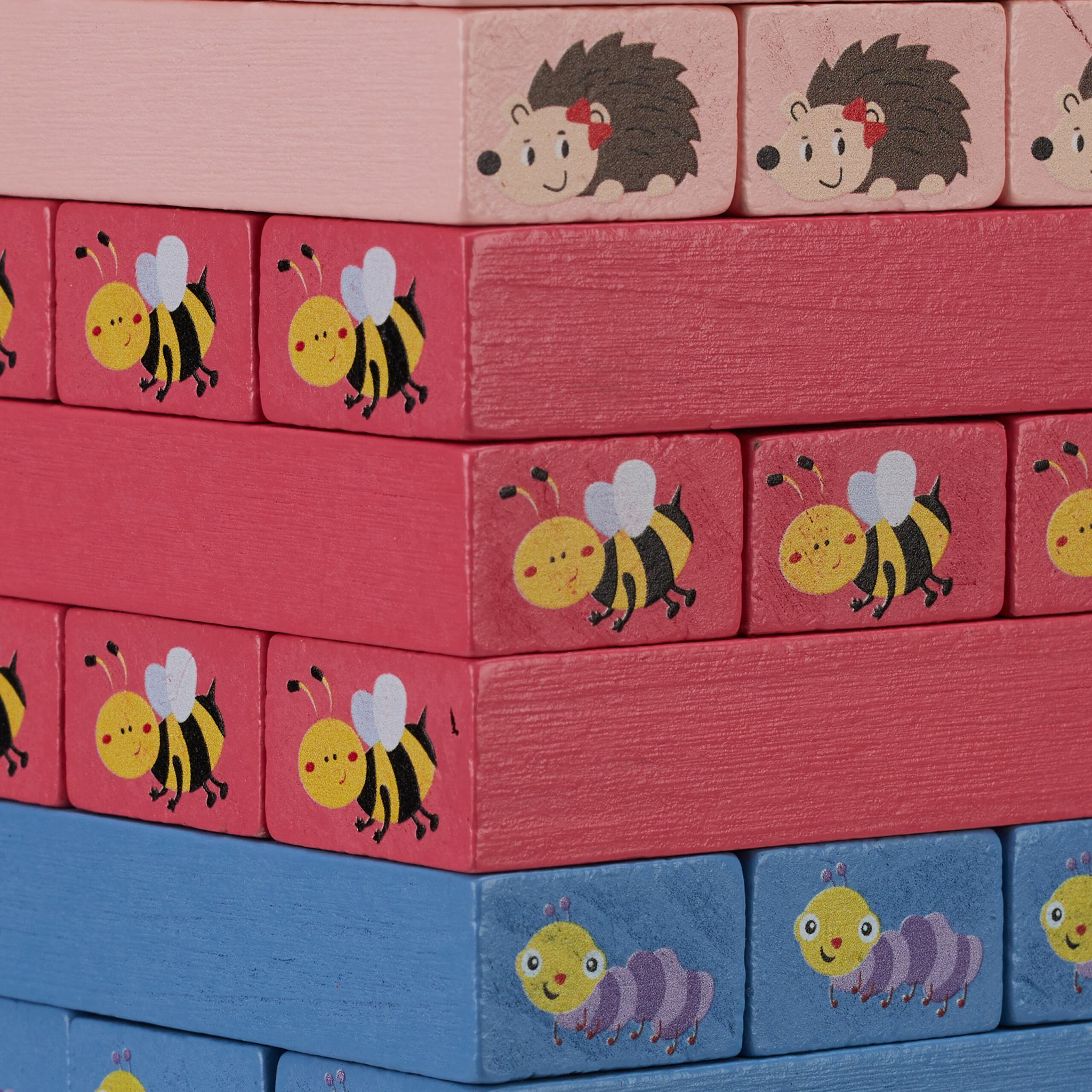 Stapelbare Holzklötze in Rosa, Rot und Blau mit Bildern von Igeln, Bienen und Raupen.