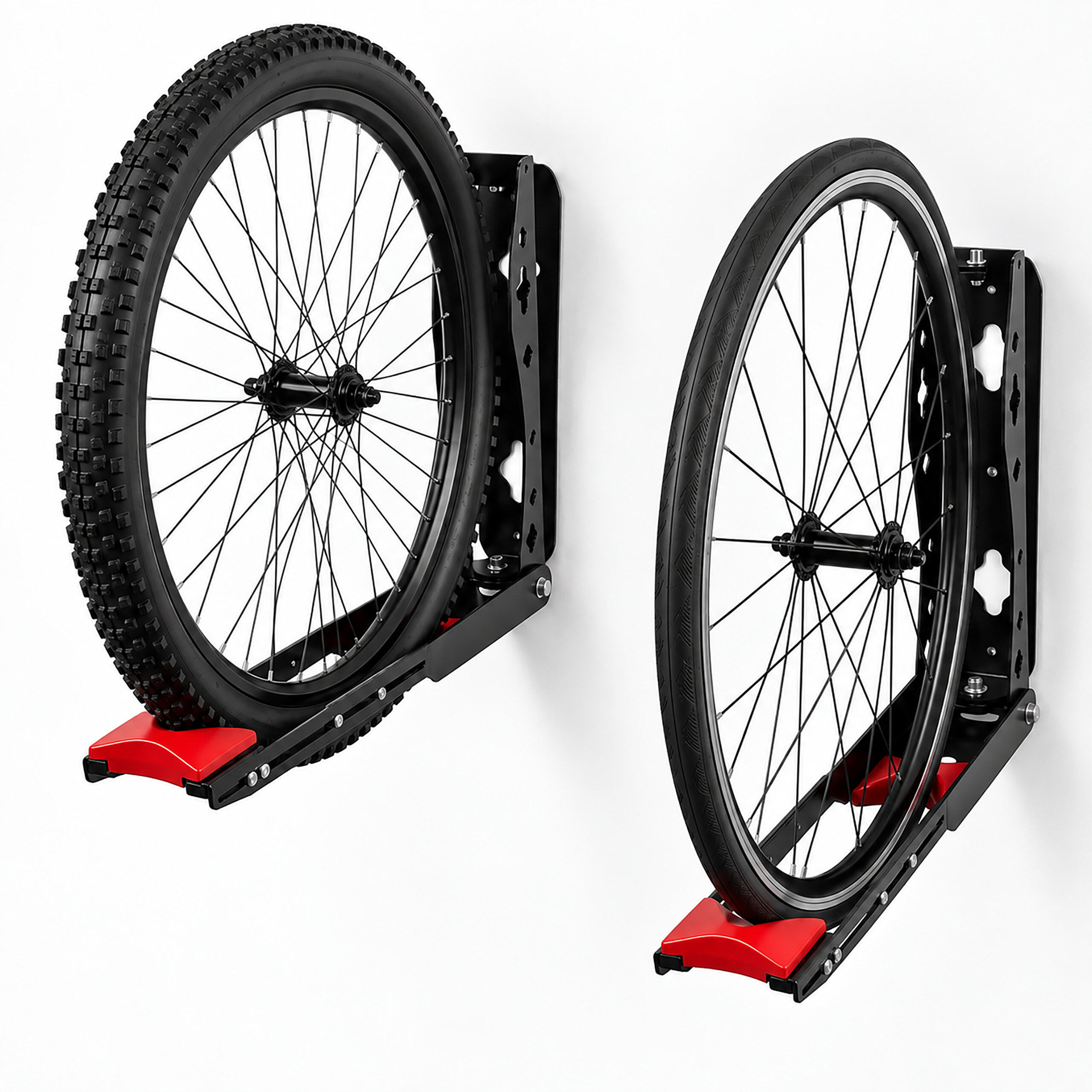 Zwei schwarze Fahrrad-Wandhalterungen mit roten Haltern und unterschiedlichen Reifen an einer weißen Wand.