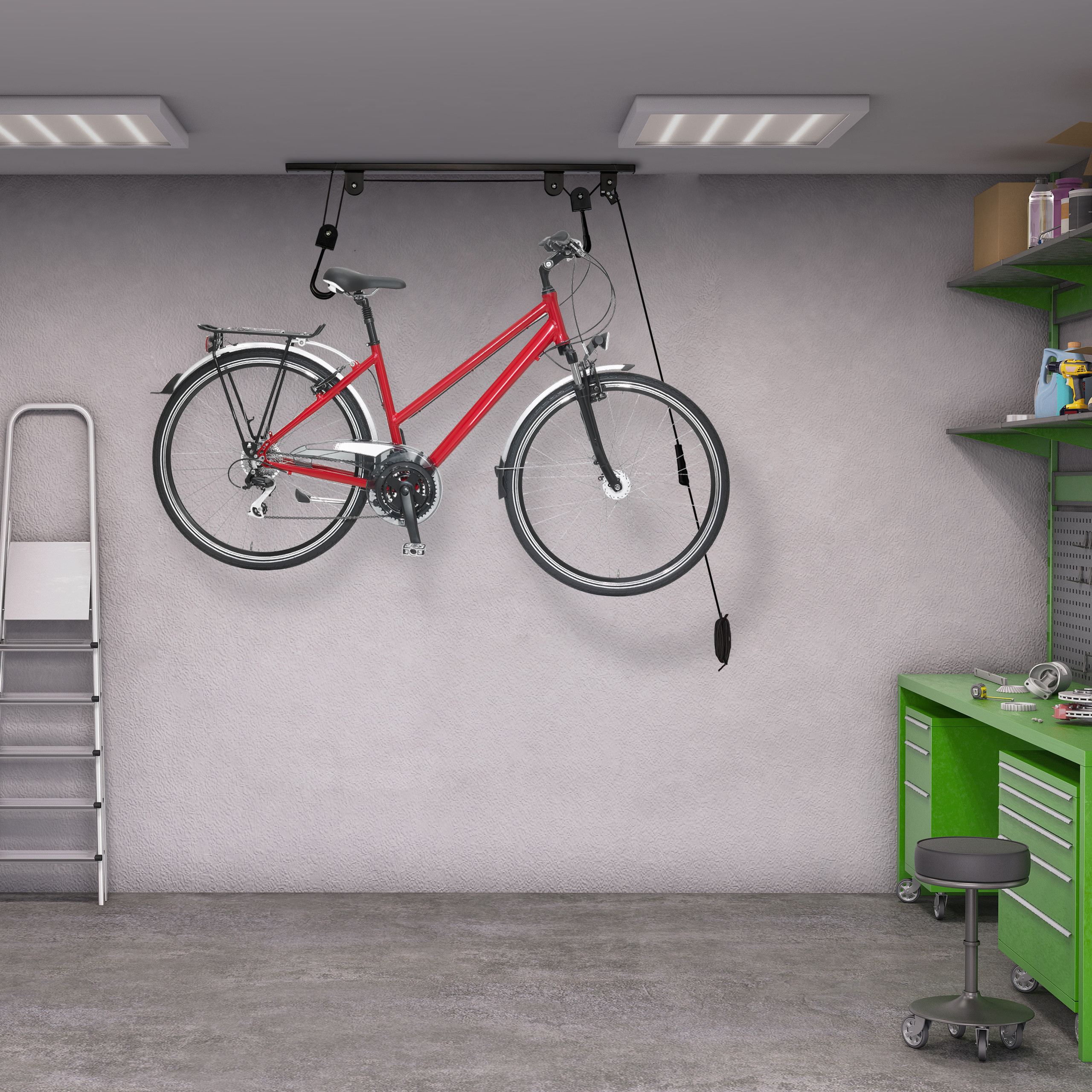 Ein rotes Fahrrad hängt mit einem Seilzugsystem an der grauen Garagendecke. Links eine Leiter, rechts eine grüne Werkbank.