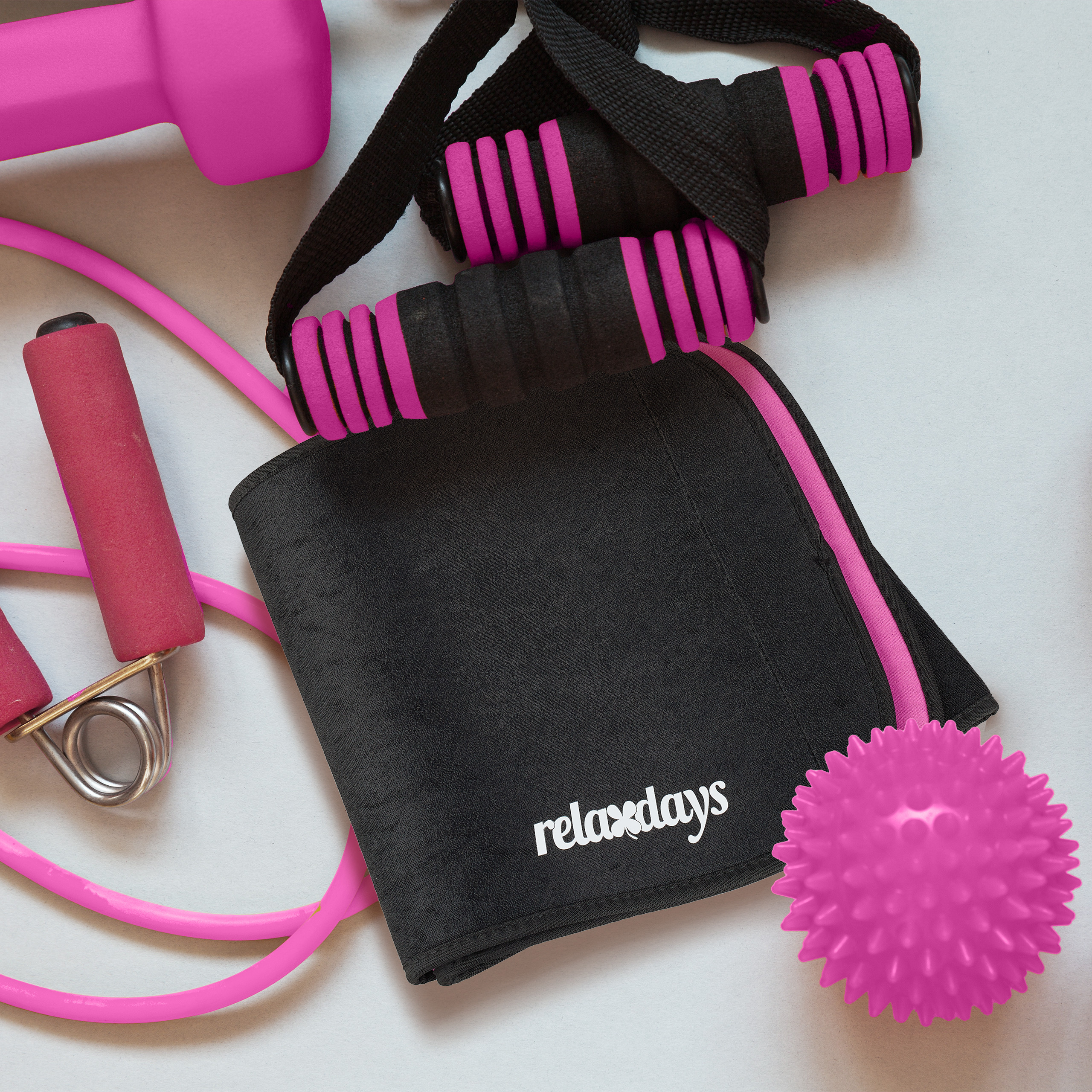 Rosa und schwarze Fitnessartikel auf hellem Hintergrund, darunter Hantel, Widerstandsbänder und ein Ball.