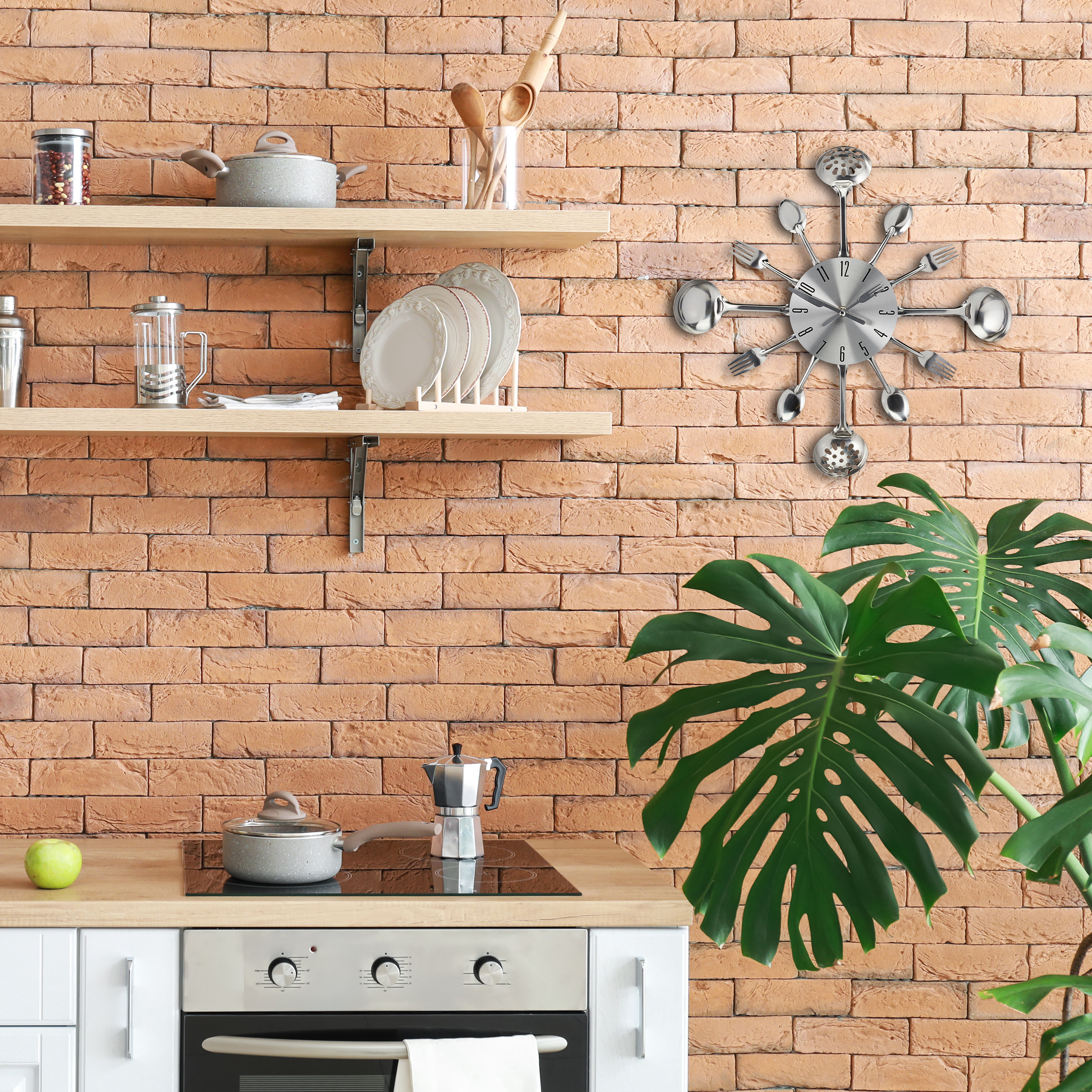 Küche mit Ziegelwand, Holzregalen, Besteck-Wanduhr, Herd und großer Grünpflanze.