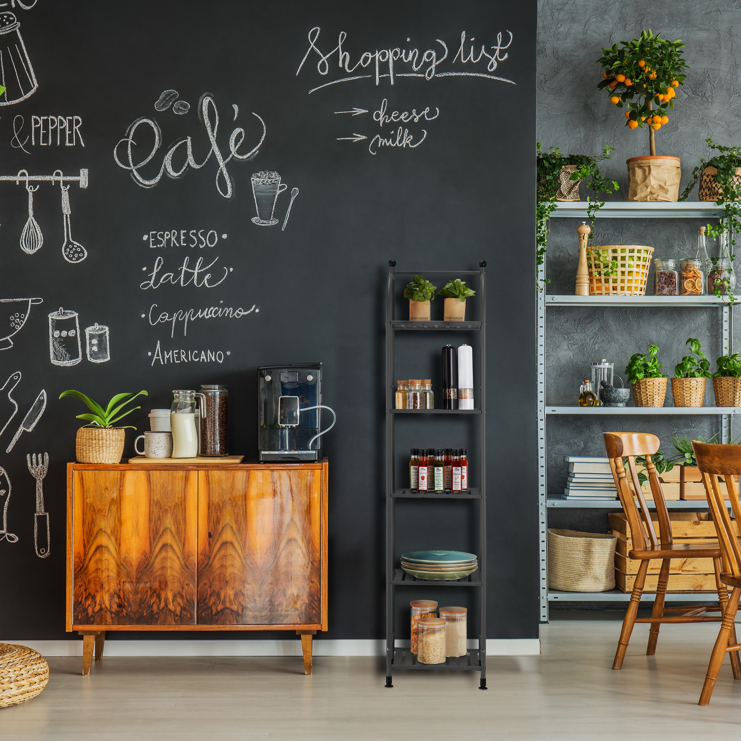 Küche mit Kreidewand, Kaffeemaschine auf Holzzusatzmöbel, Metallregal und Pflanzen.
