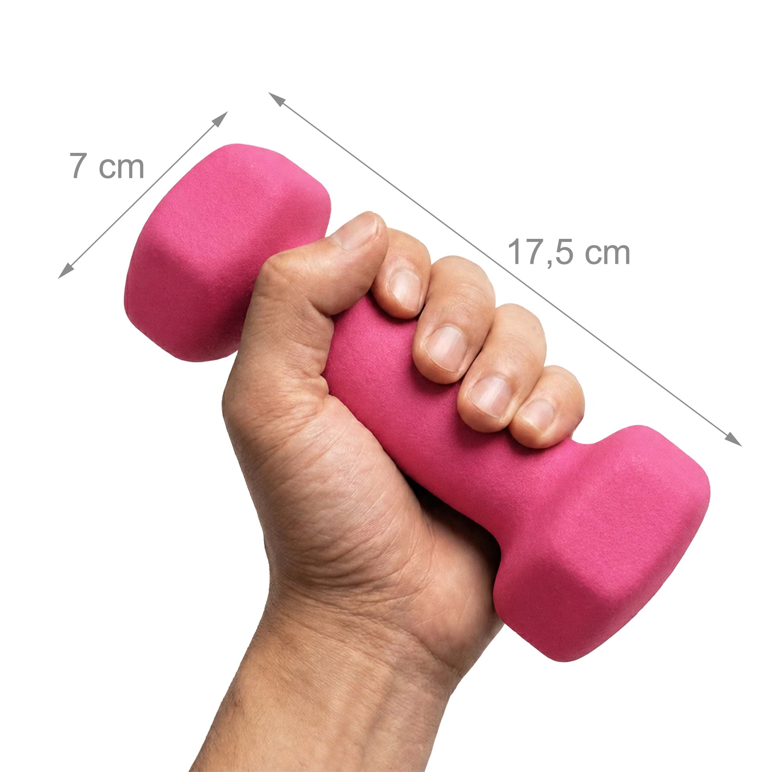 Eine Hand hält eine rosa Hantel mit Maßen von 7 cm und 17,5 cm auf weißem Hintergrund.
