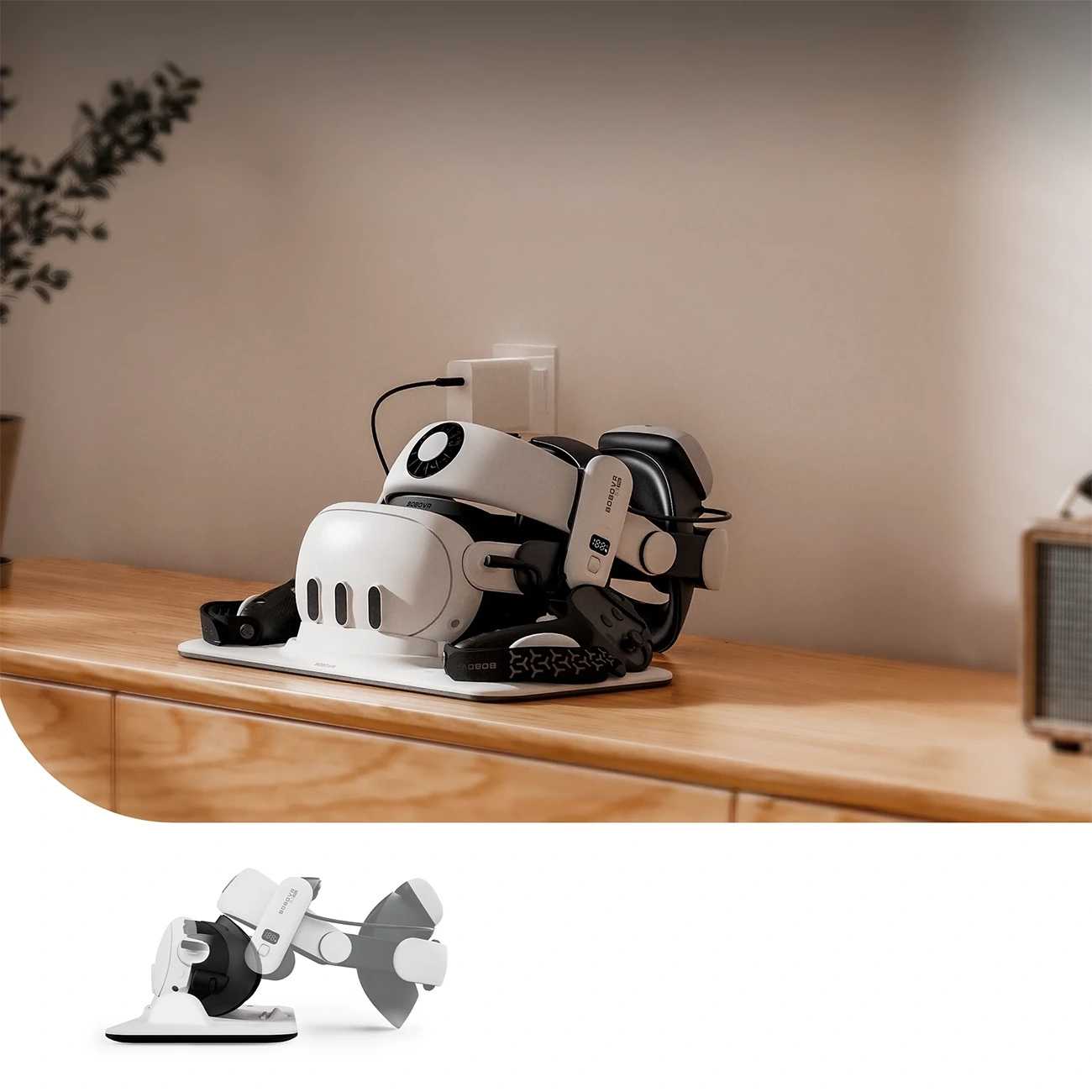Casco de realidad virtual blanco en una base de carga, sobre un mueble de madera ante una pared clara.