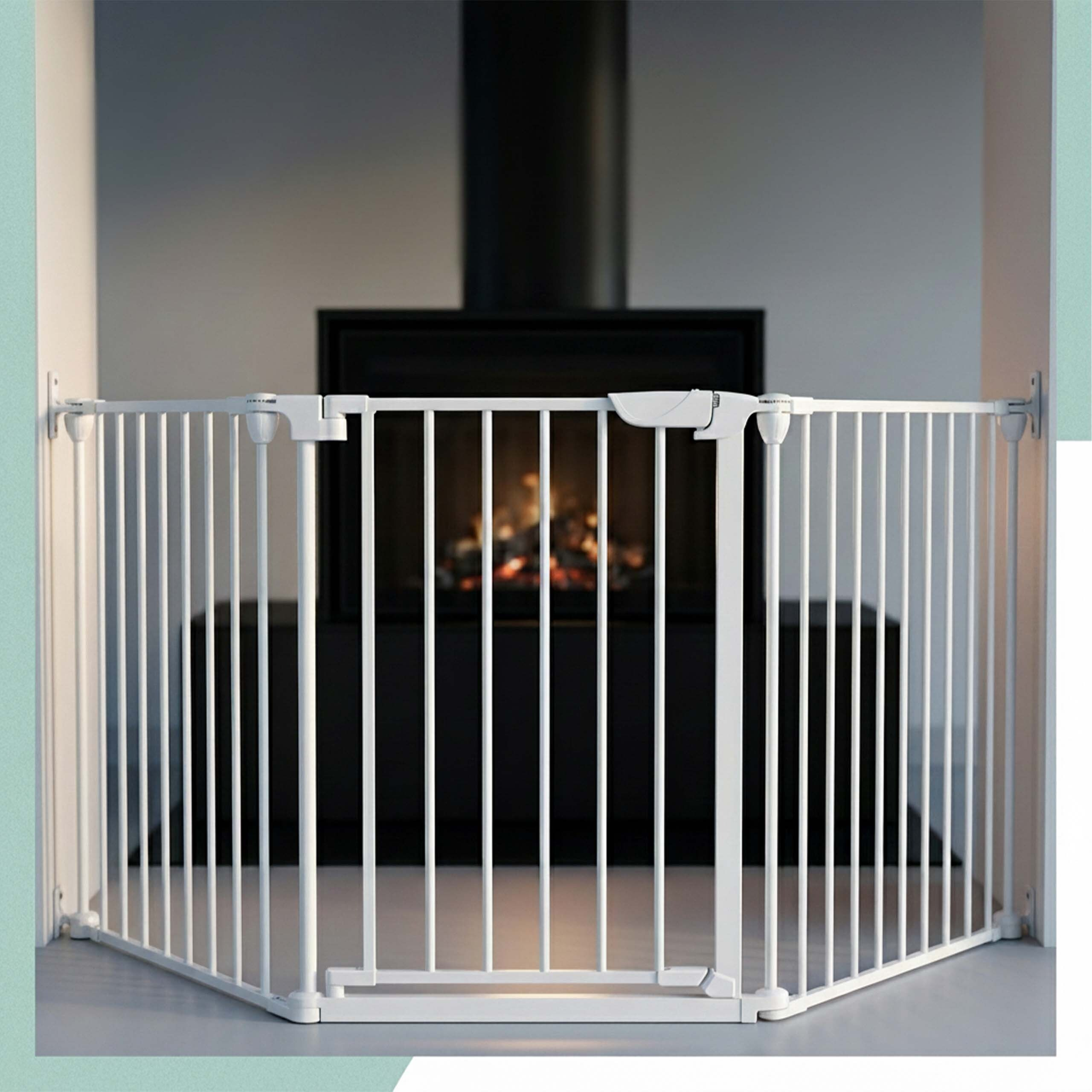 Ein weißes Schutzgitter steht vor einem modernen Kamin mit brennendem Feuer.