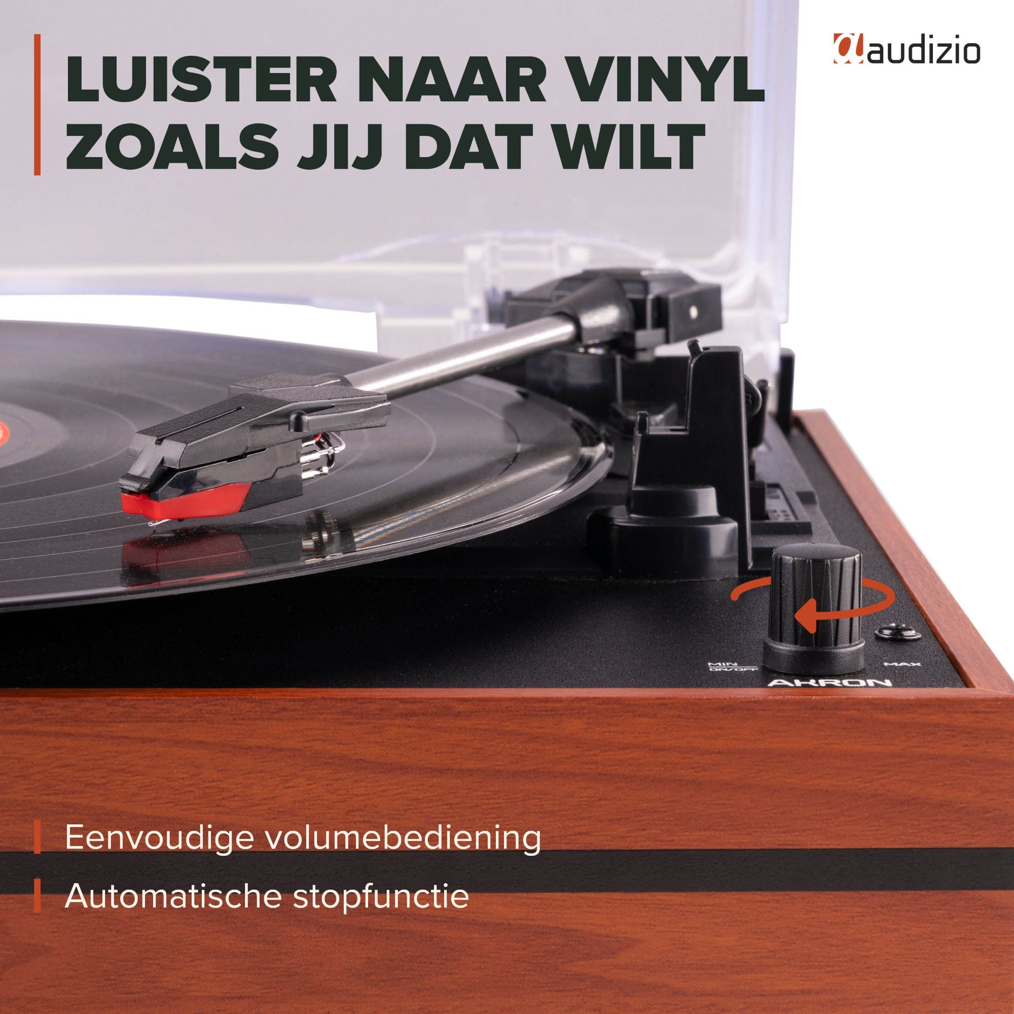 Un tocadiscos de madera con plato negro y control de volumen.