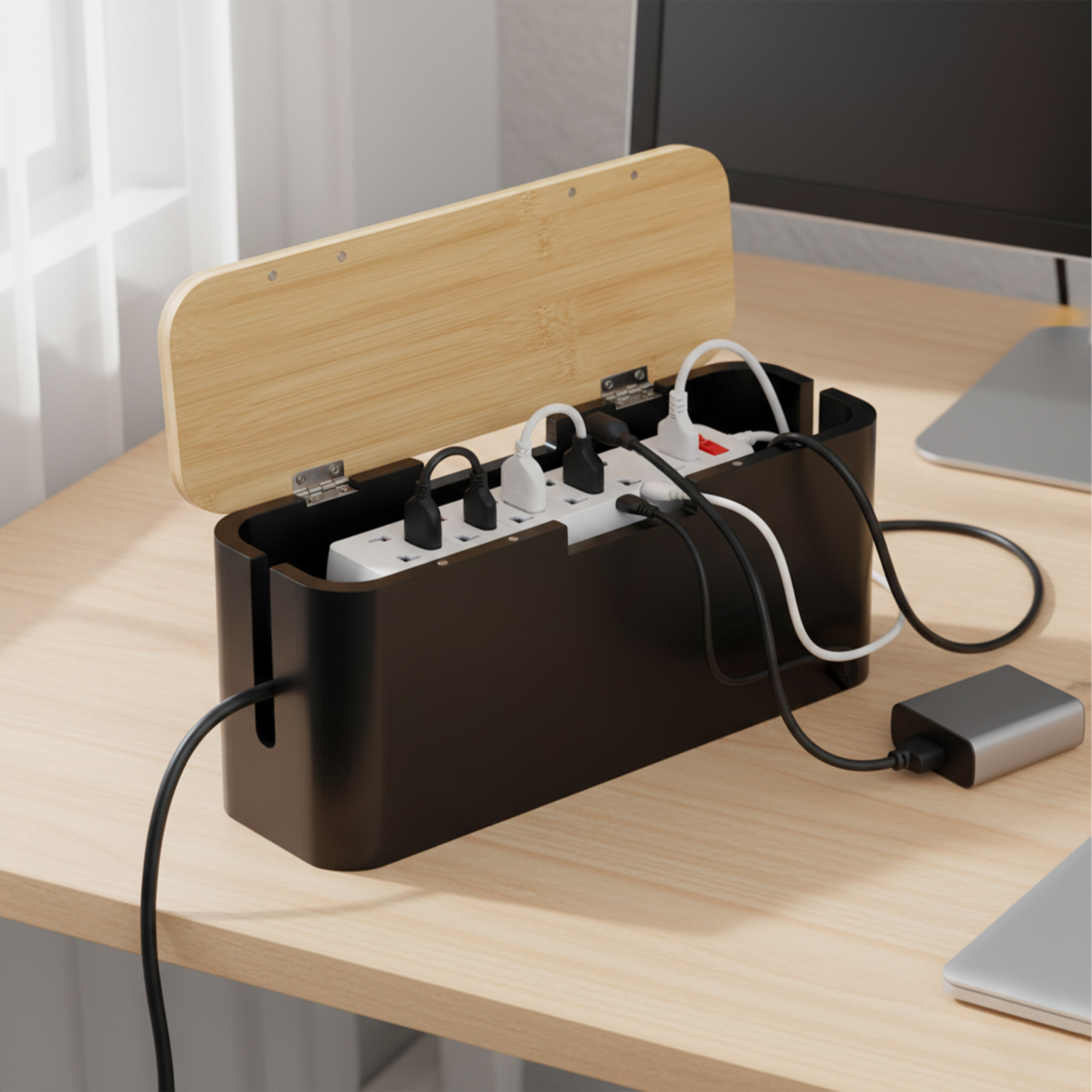 Eine schwarze Kabelbox mit Holزعeldeckel steht auf einem Holztisch mit angeschlossenen Steckern.