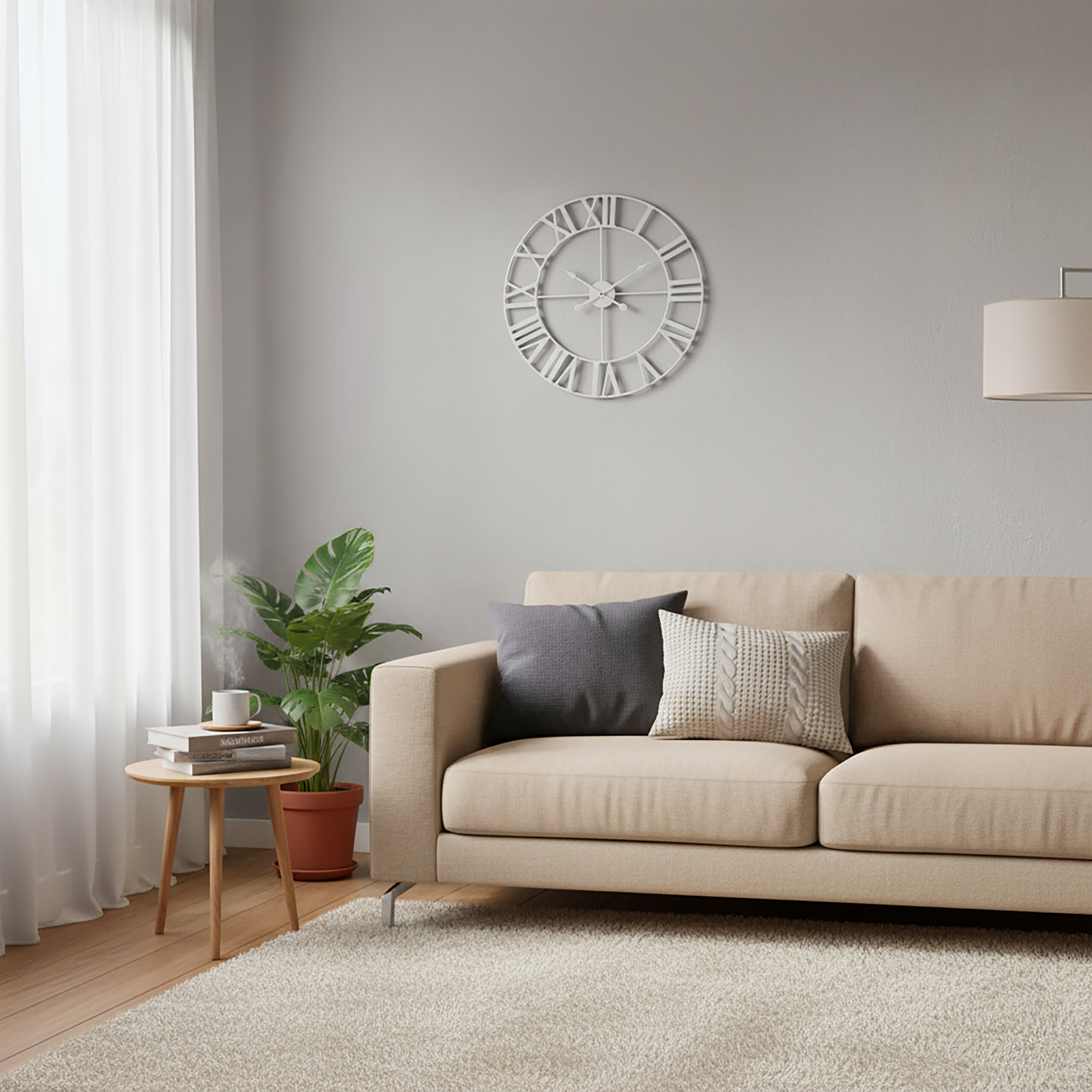 Ein beige farbenes Sofa mit Kissen steht in einem hellen Zimmer mit großer Wanduhr und Pflanze.