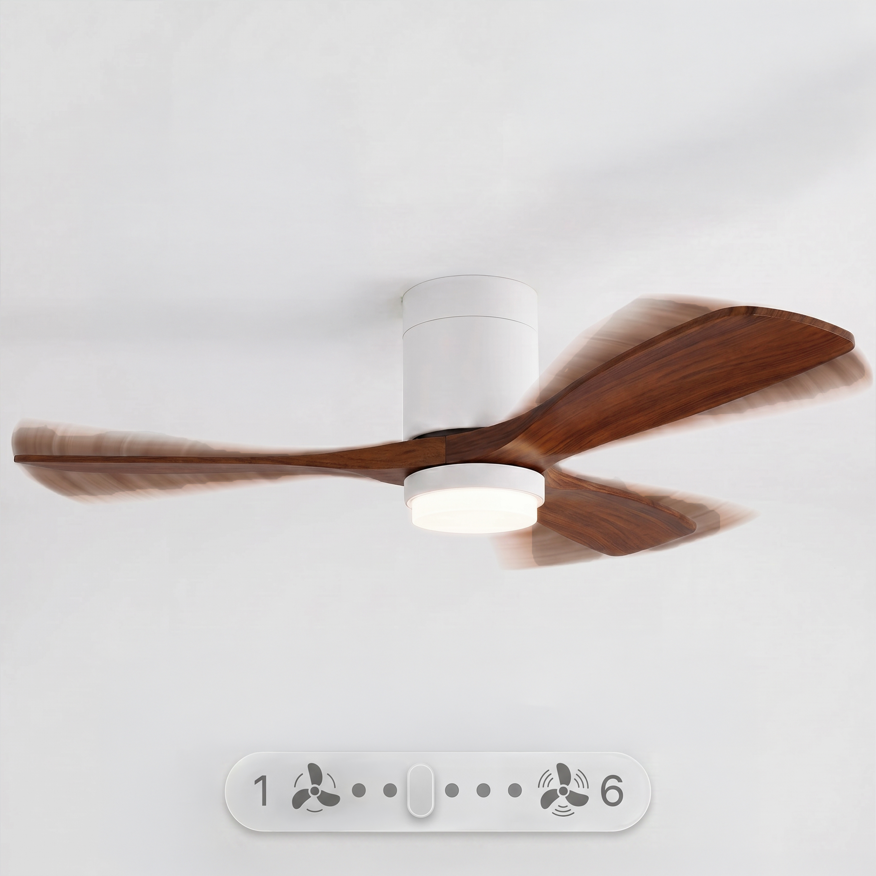 Moderno ventilatore da soffitto con base bianca, tre pale in legno scuro, luce integrata e indicatore di velocità.