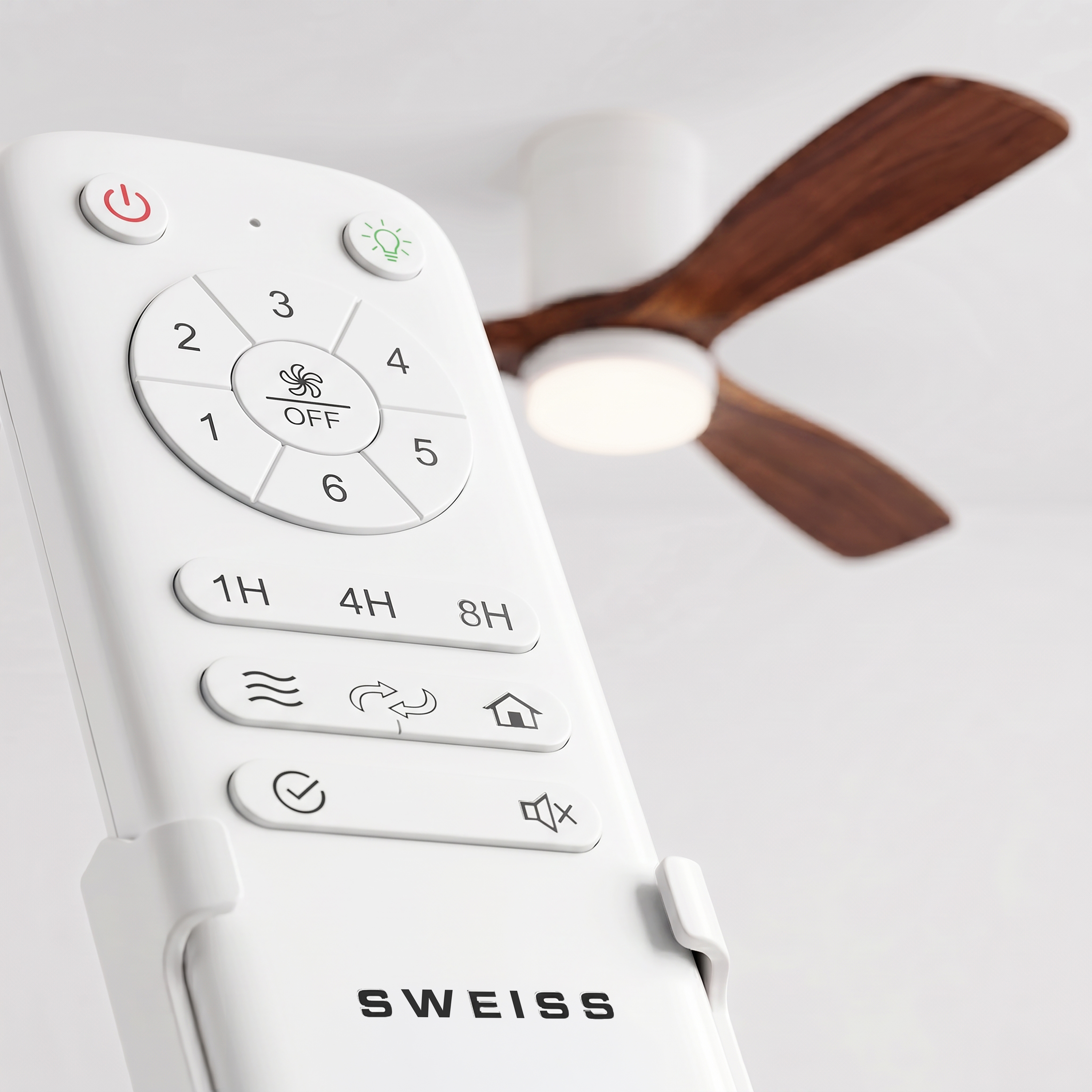 Telecomando bianco per ventilatore da soffitto Sweiss in un supporto, con ventilatore sullo sfondo.