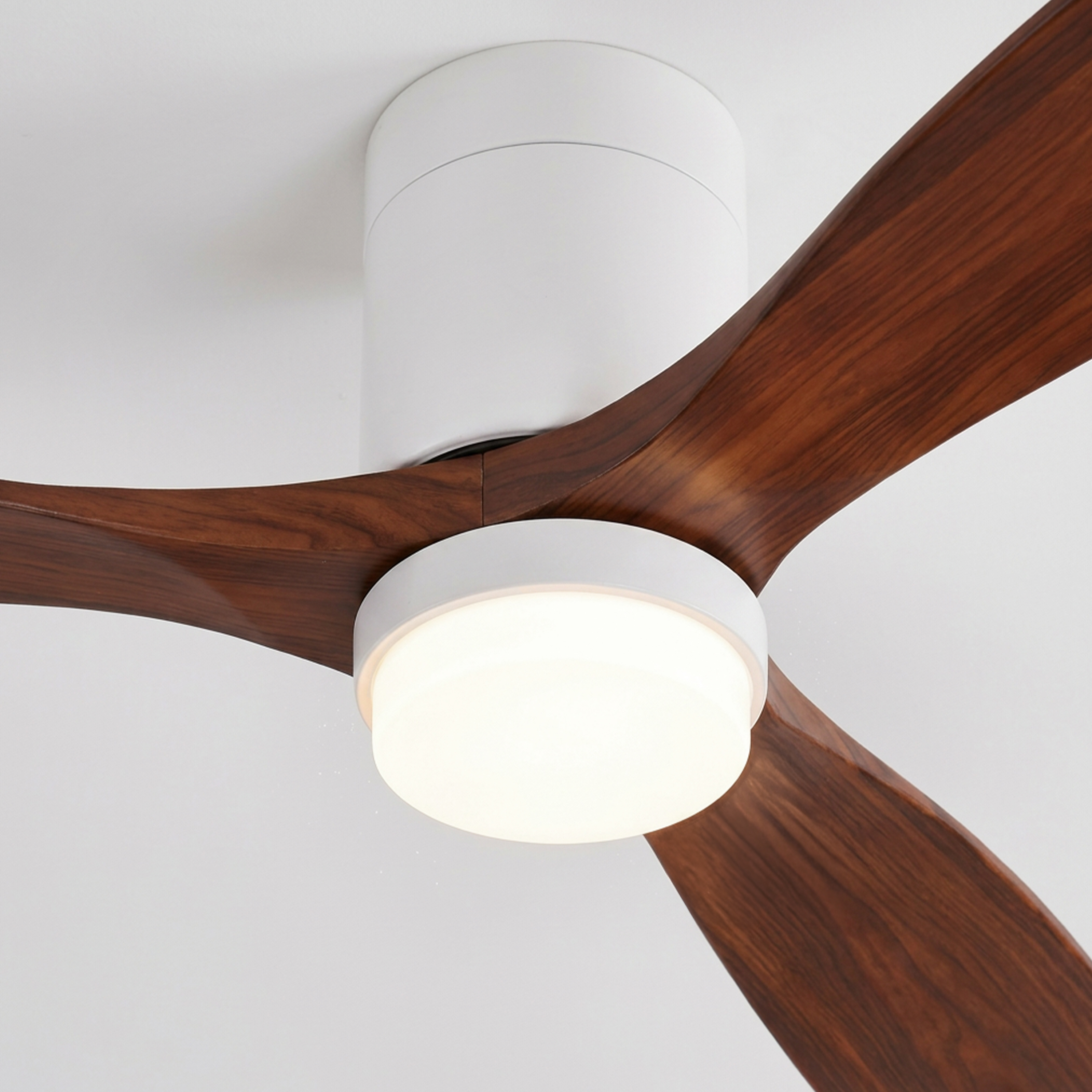 Moderno ventilatore da soffitto bianco con tre pale in legno e luce rotonda integrata.