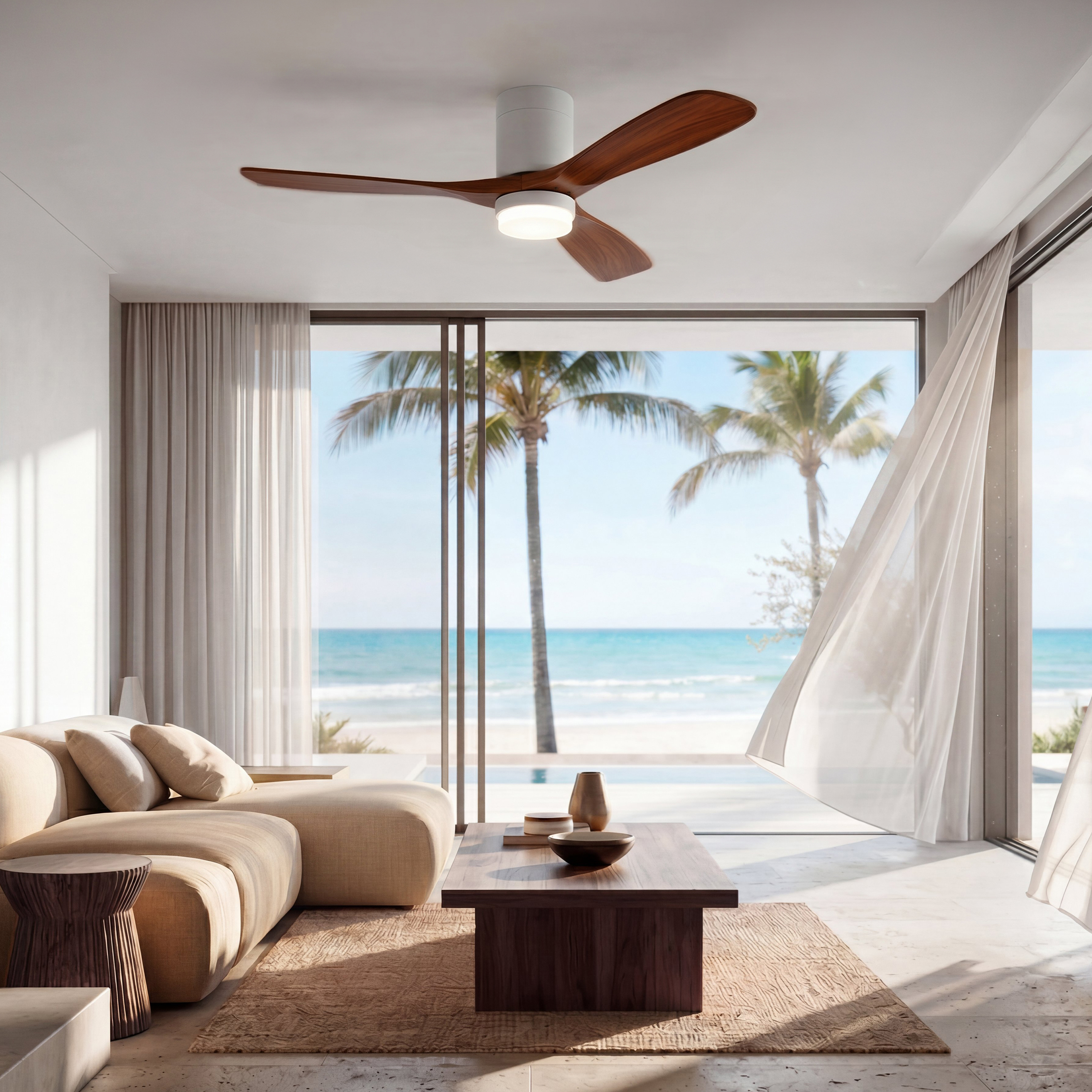 Un soggiorno moderno con ventilatore a soffitto, divano beige e grande finestra con vista su una spiaggia tropicale.