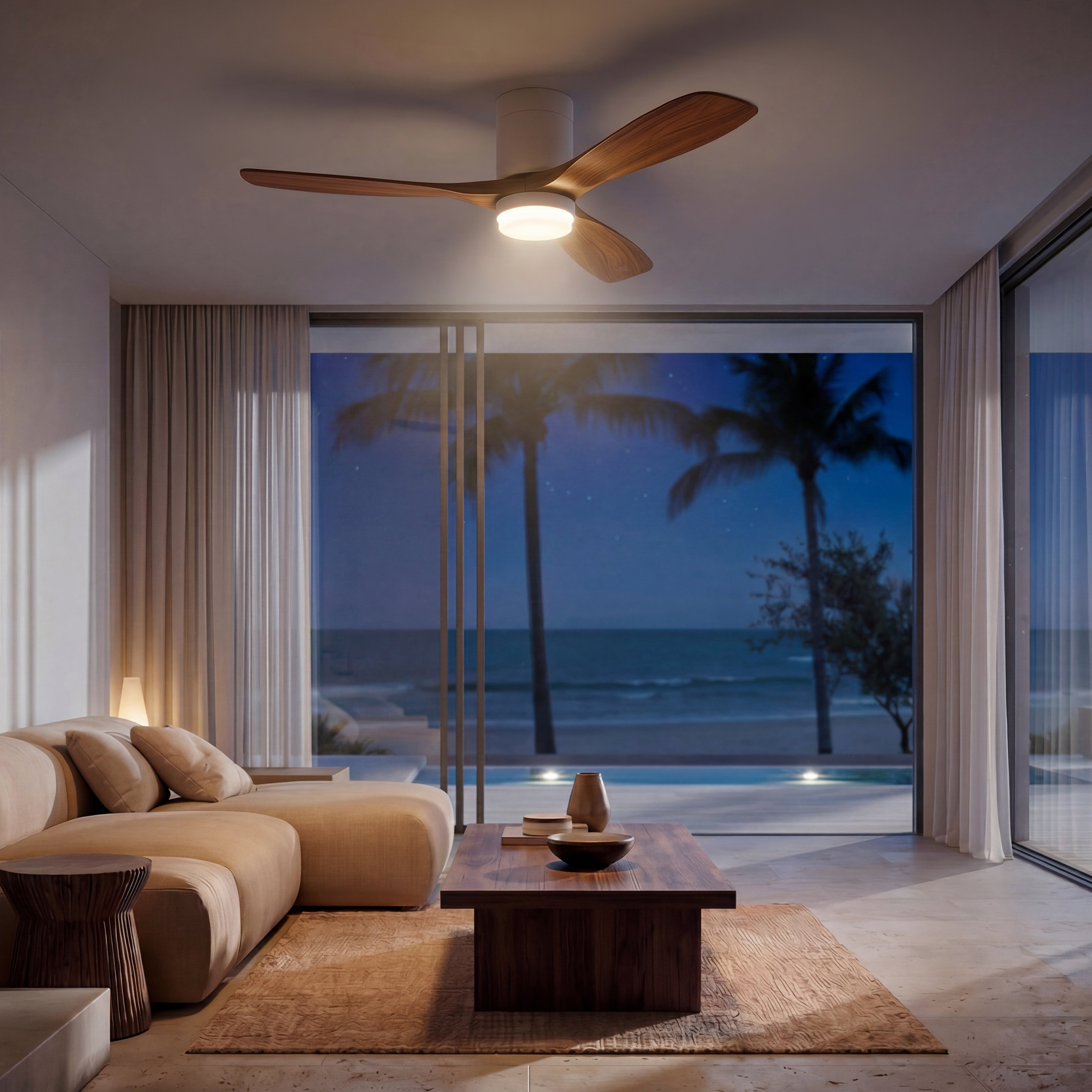 Moderno ventilatore da soffitto con luce in un accogliente soggiorno con vista sull'oceano di notte.
