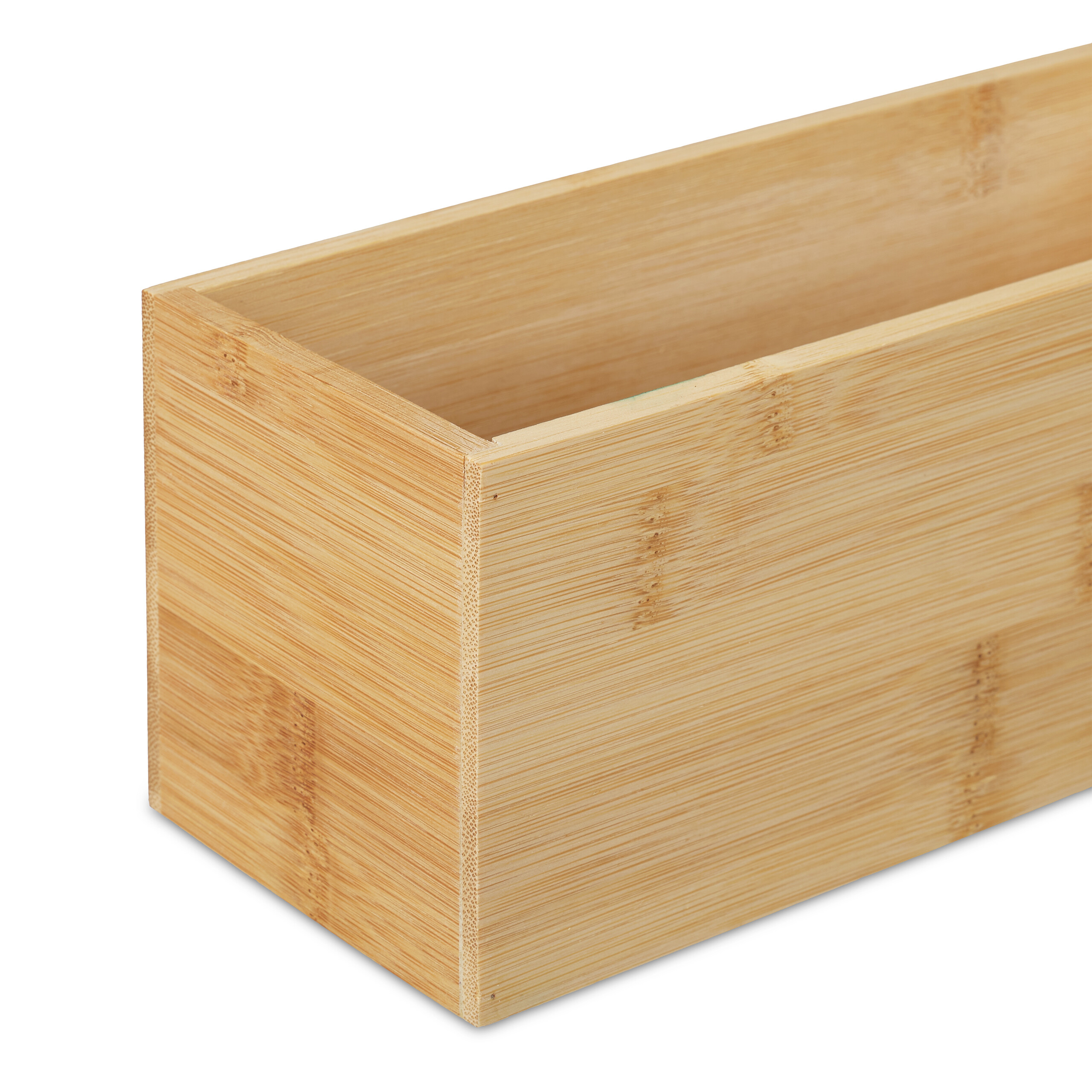 Längliche rechteckige Bambusbox auf weißem Hintergrund.