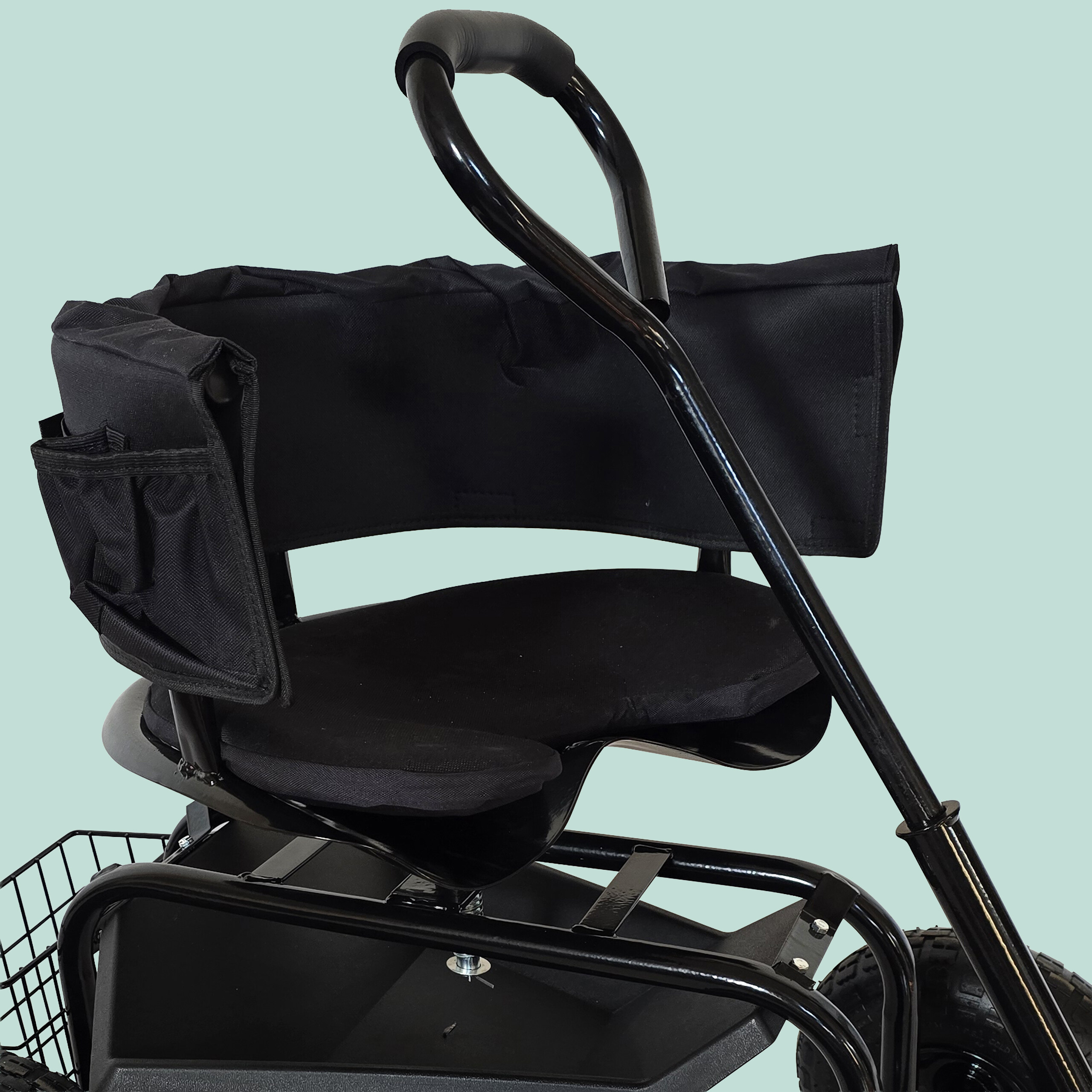 Ein schwarzer Rollator mit gepolstertem Sitz, Rückenlehne und Einkaufskorb vor hellblauem Hintergrund.