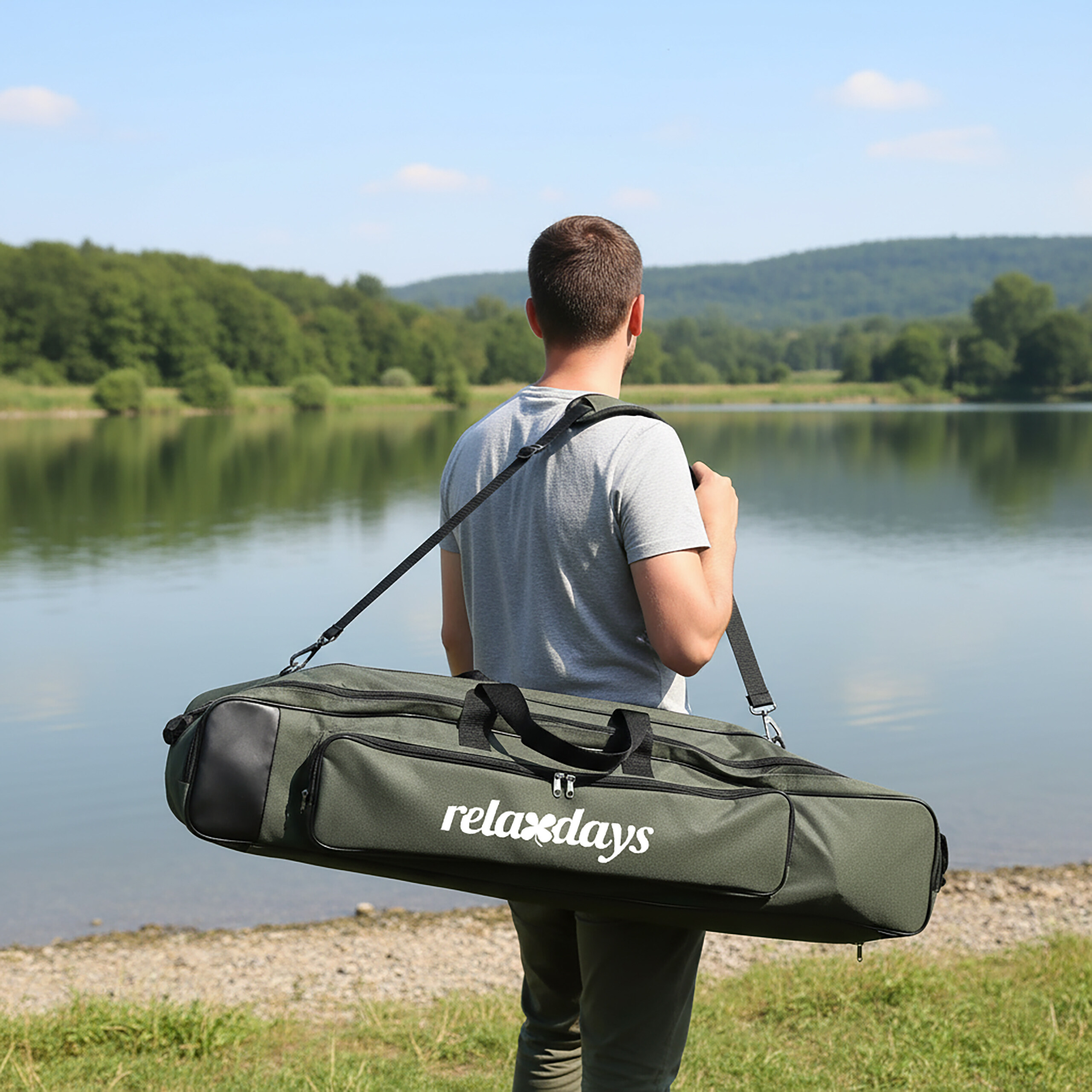 Ein Mann trägt an einem sonnigen Tag an einem malerischen See eine große grüne Relaxdays-Tasche.