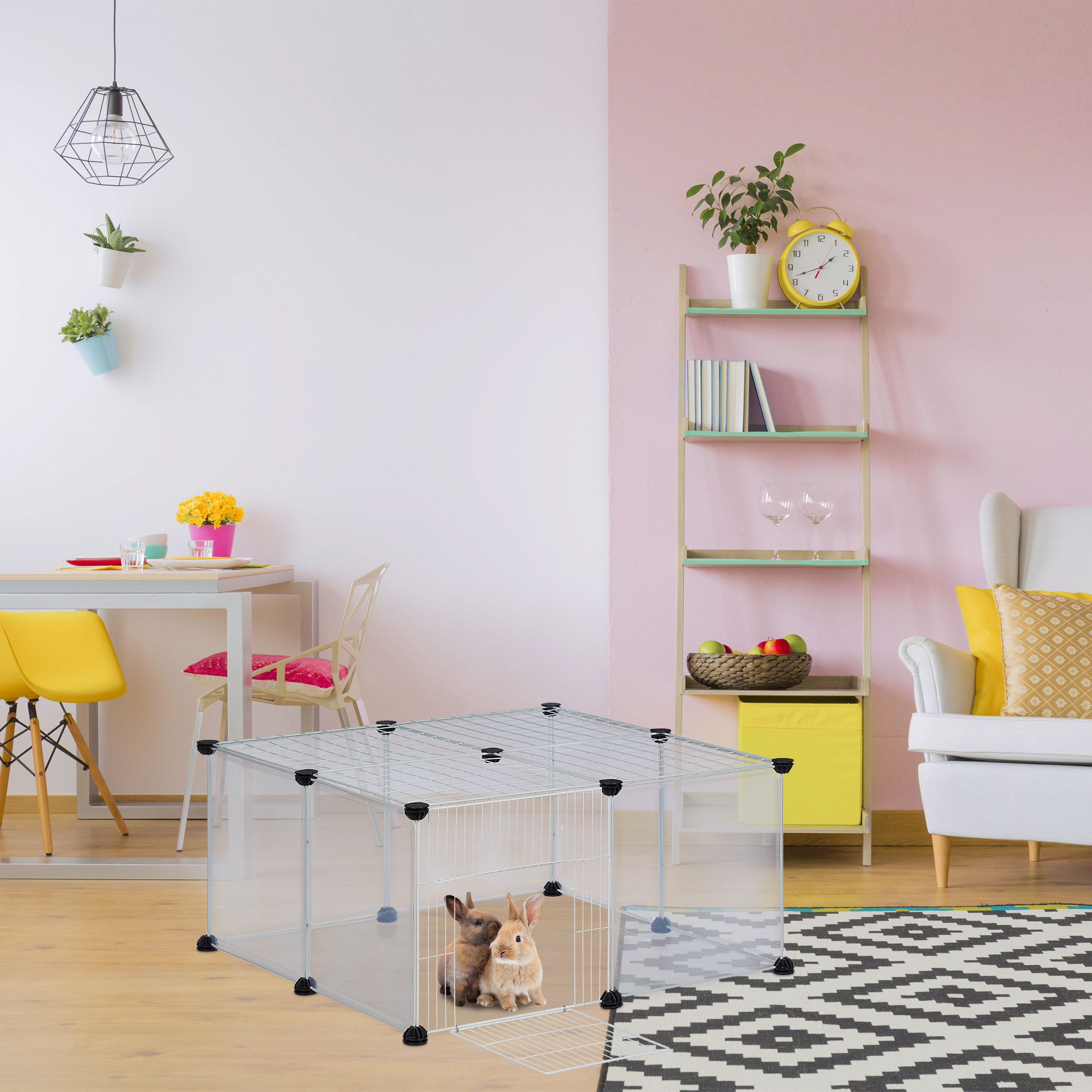 Zwei kleine Kaninchen sitzen in einem Drahtgehege auf dem Holzfußboden eines hellen Zimmers mit pinker Wand.