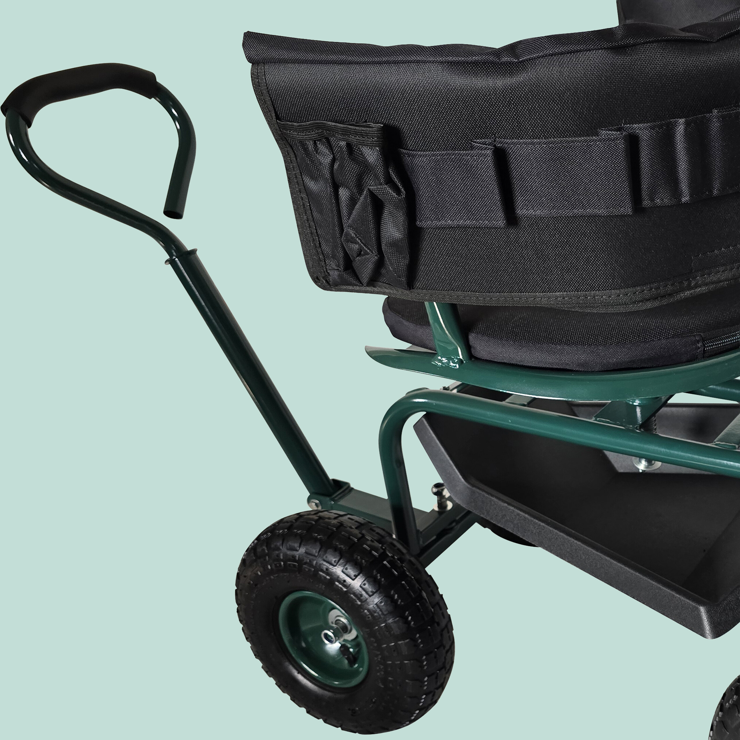 Grüner Gartenwagen mit schwarzem Sitz, Werkzeugtasche, Lenkstange und großer, profilierter Gummirad.