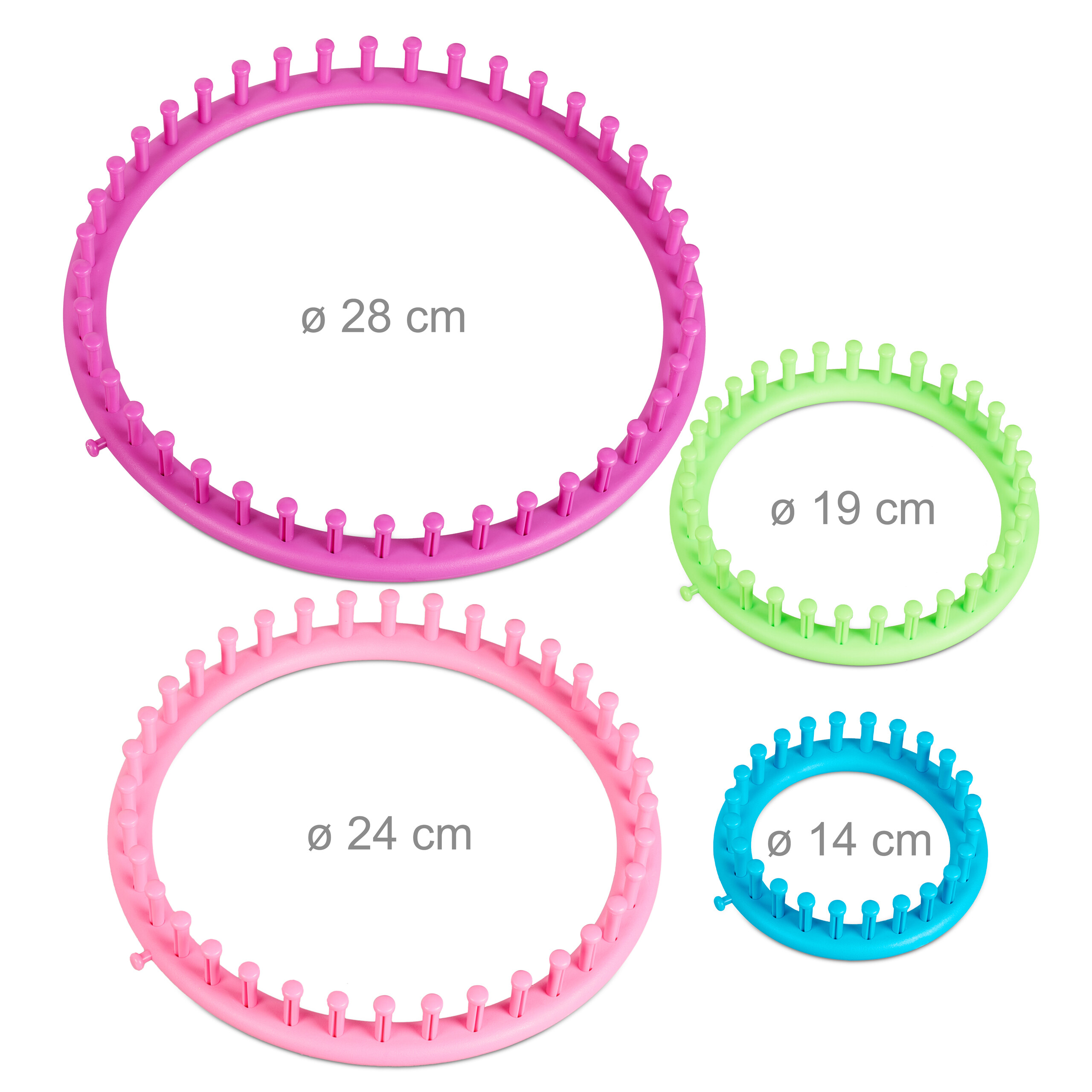 Vier bunte Strickringe in den Größen 14, 19, 24 und 28 cm auf weißem Hintergrund.