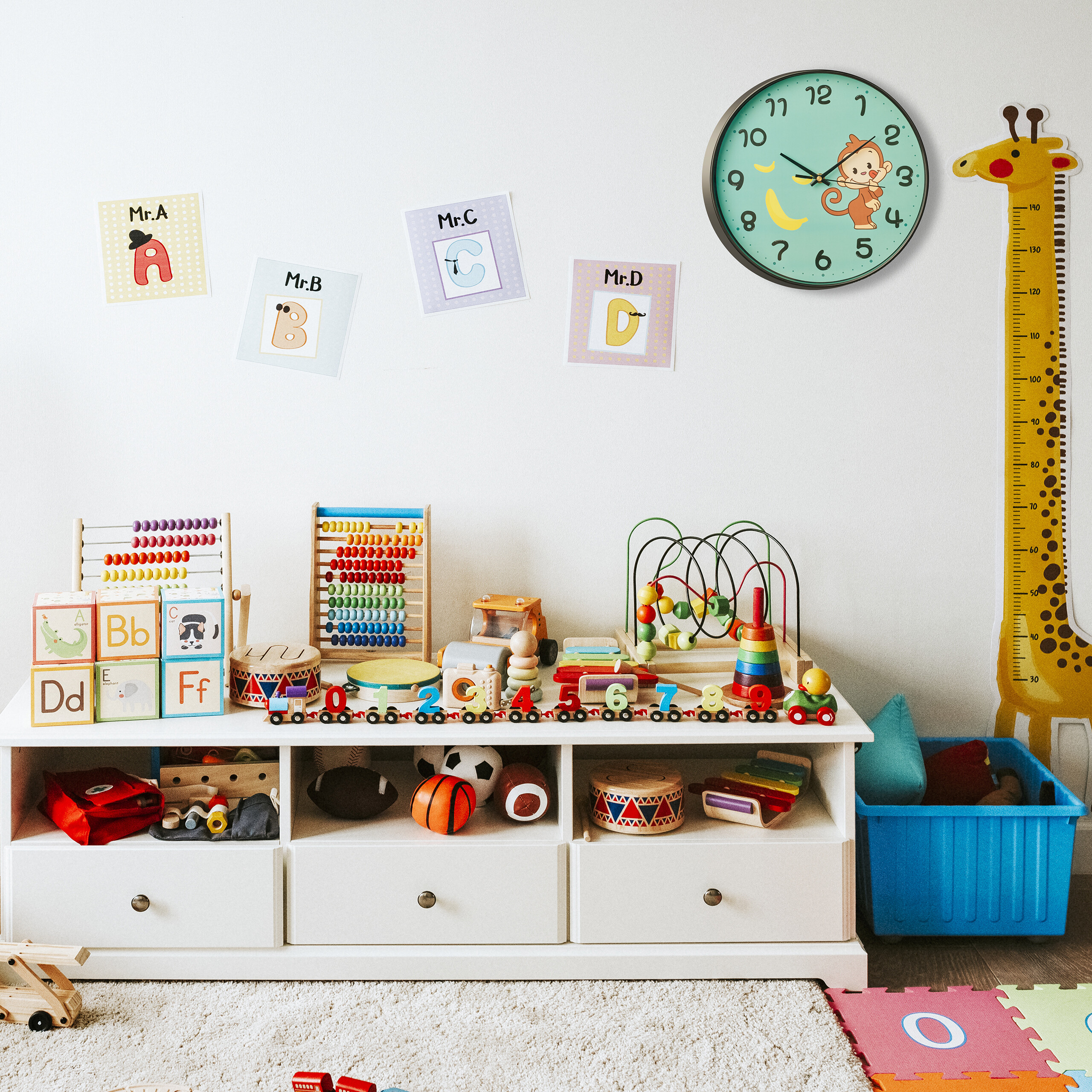 Buntes Kinderzimmer mit Spielzeug, Uhren, Alphakarten an der Wand und einer Giraffen-Messlatte.