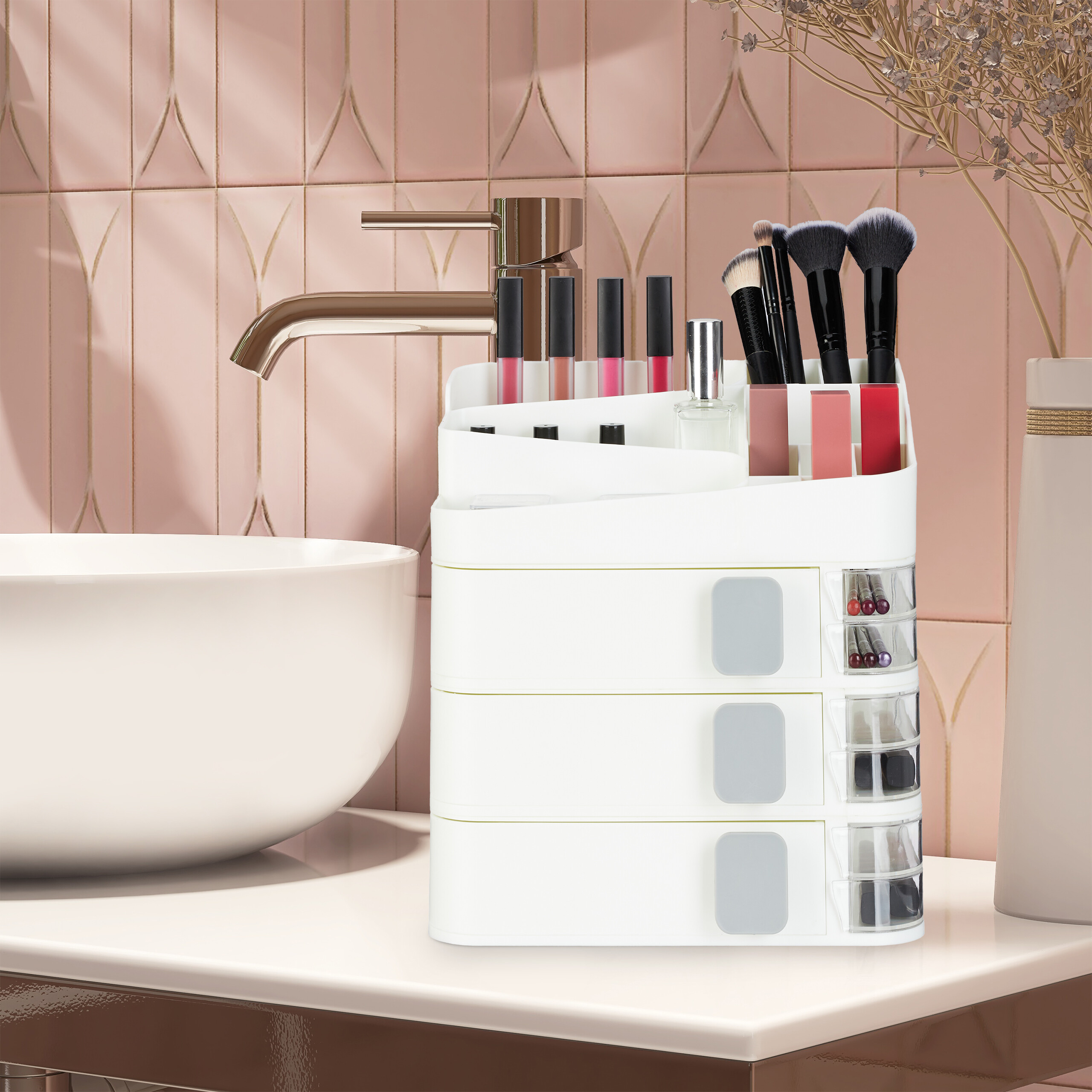 Ein weißer Make-up-Organizer mit Pinsel und Kosmetik steht neben einem Waschbecken auf einer Theke.