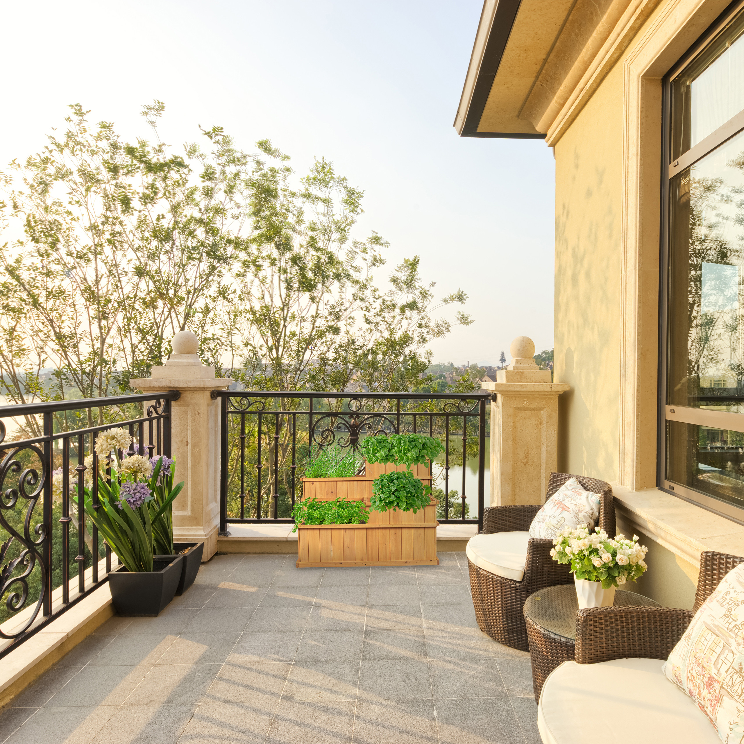 Sonniger Balkon mit Rattansesseln, Blumenkübeln und einem hölzernen Kräuterregal mit Blick ins Grüne.