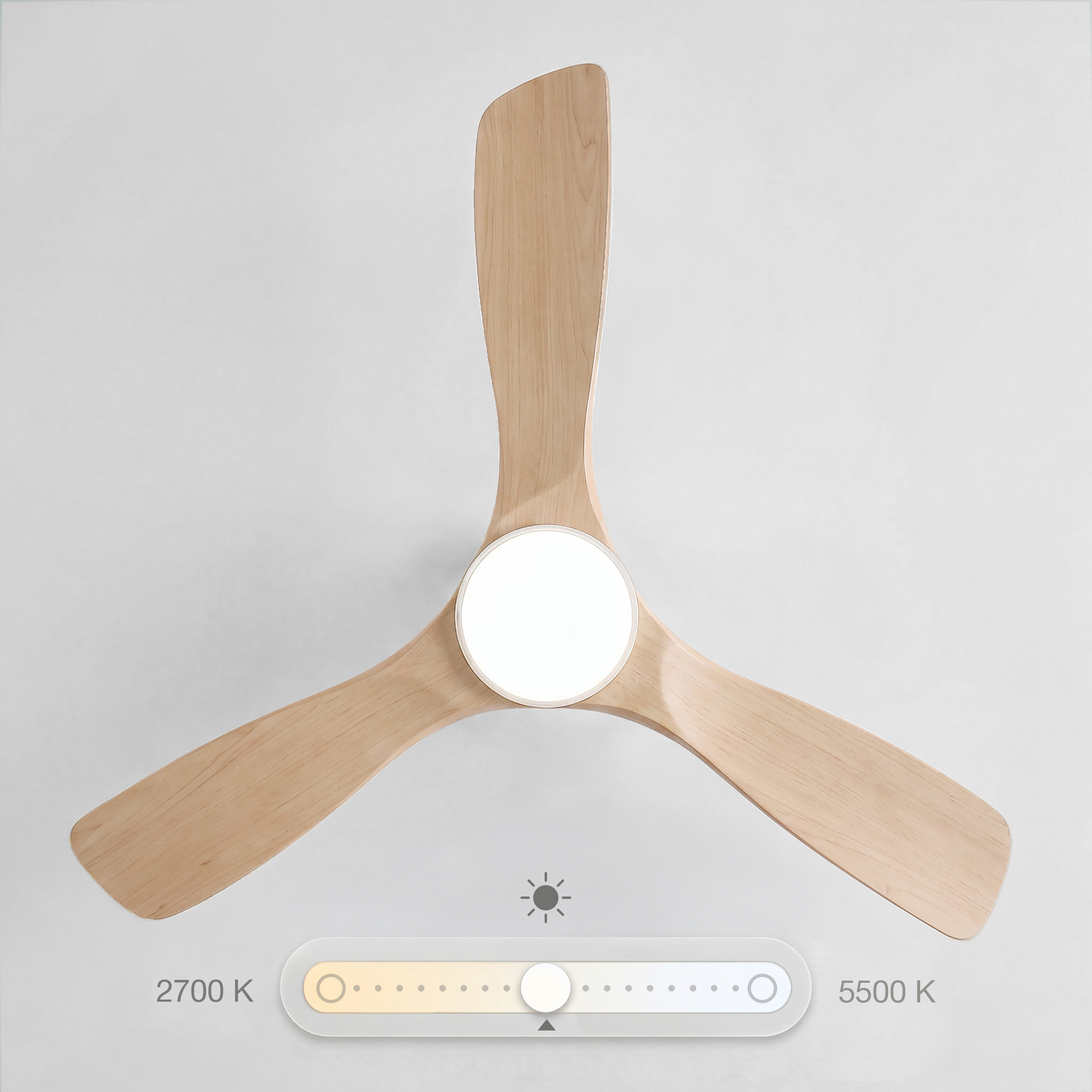 Un ventilador de techo de madera con tres aspas y luz central, con un control deslizante de temperatura.