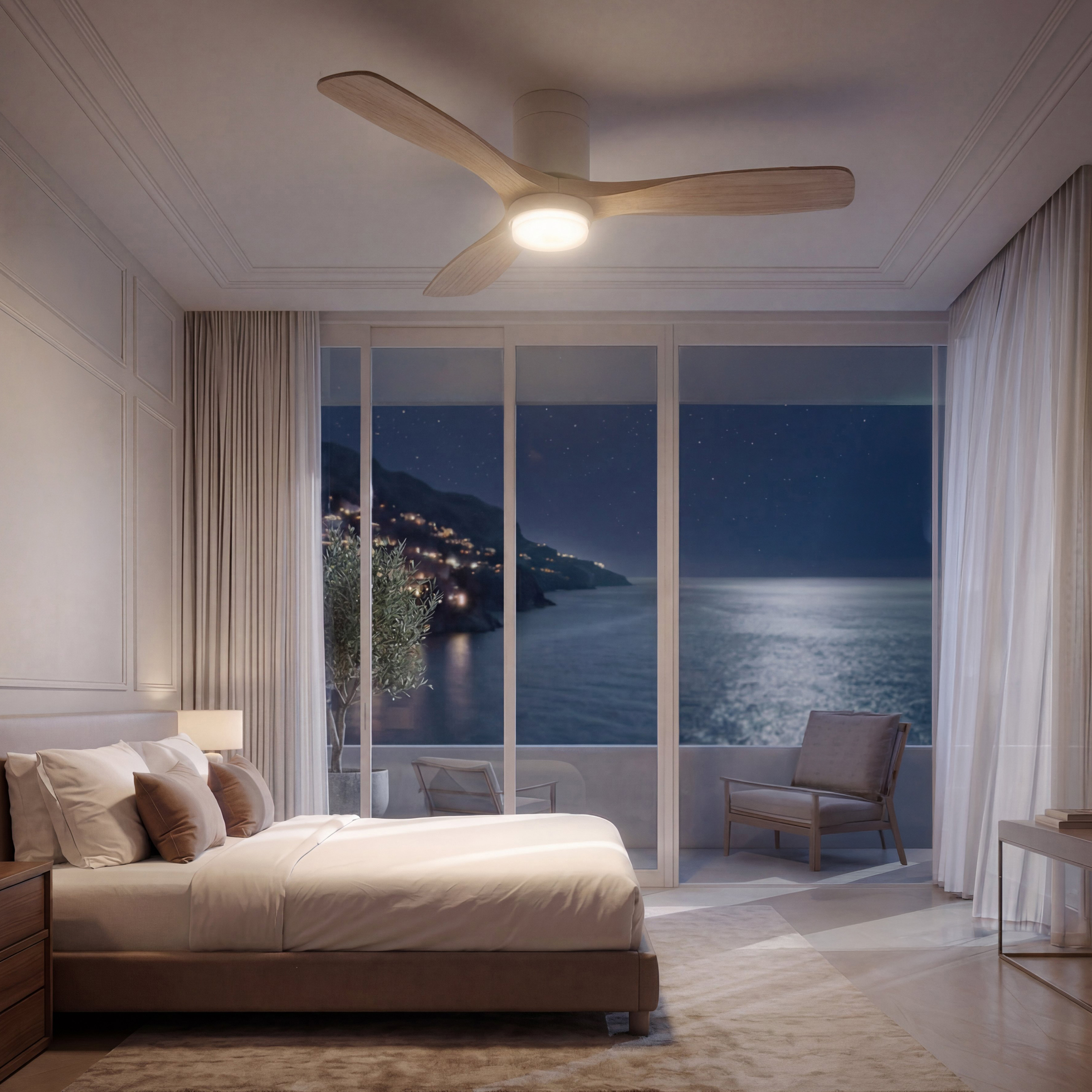 Dormitorio moderno con vistas al mar nocturno, ventilador de techo y cama grande.