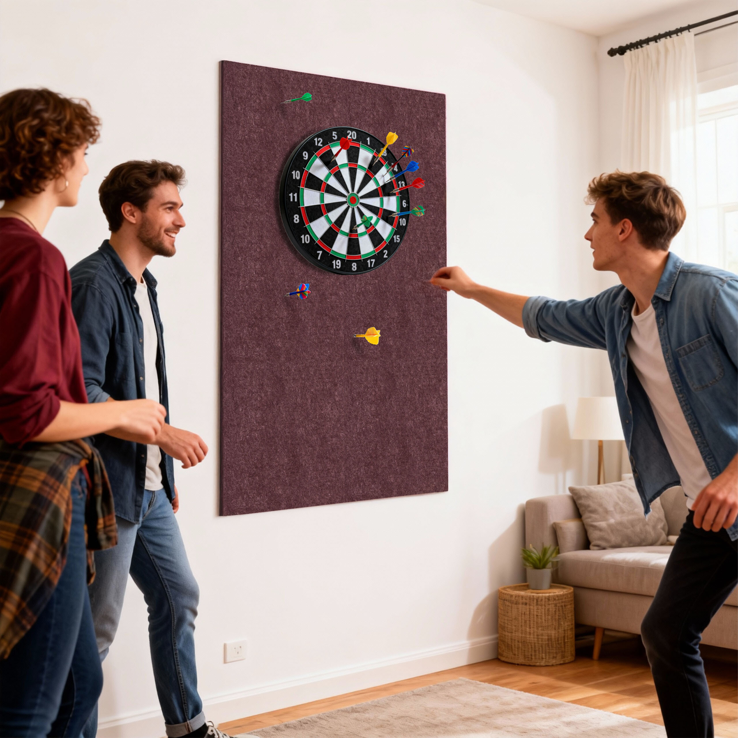 Drei Freunde spielen Darts in einem hellen Wohnzimmer, während ein Mann auf eine Scheibe wirft.