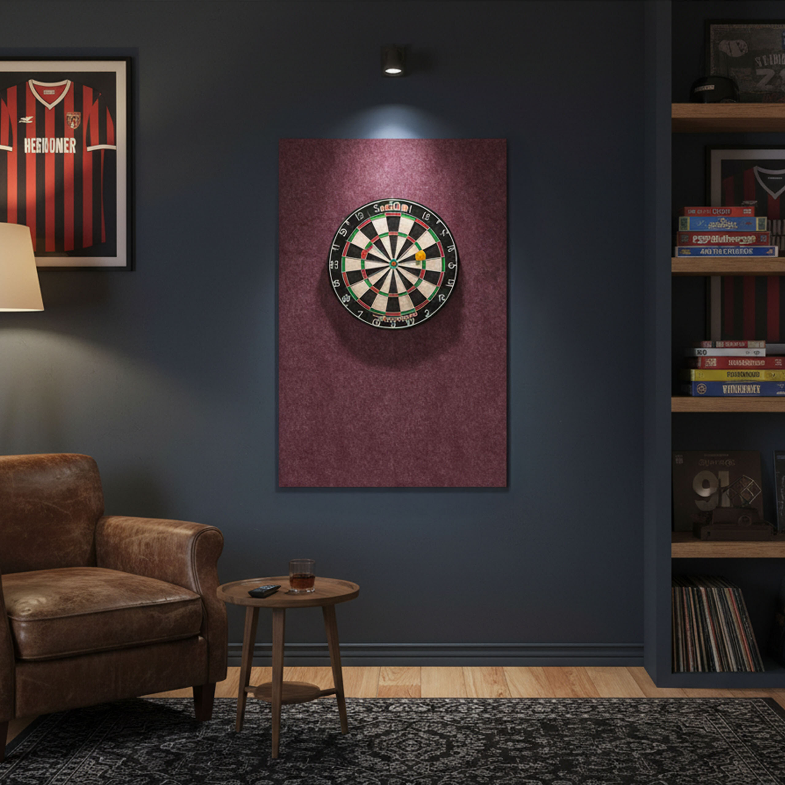 Eine Dartscheibe an einer lila Wand in einem Raum mit Ledersessel, Beistelltisch, Bücherregalen und gerahmtem Trikot.