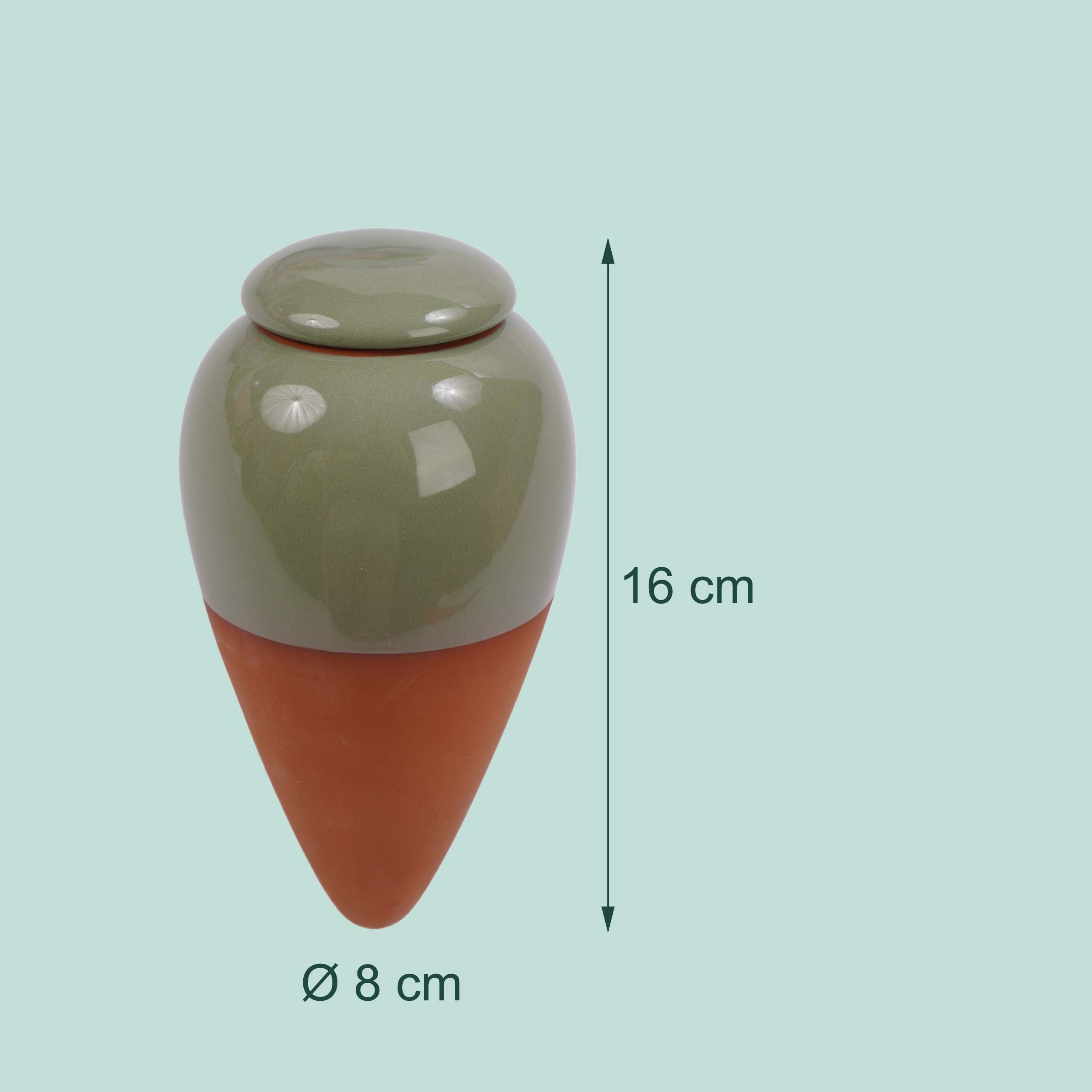 Eine grüne und terrakottafarbene Urne zeigt Abmessungen von 16 cm Höhe und 8 cm Durchmesser vor hellblauem Hintergrund.