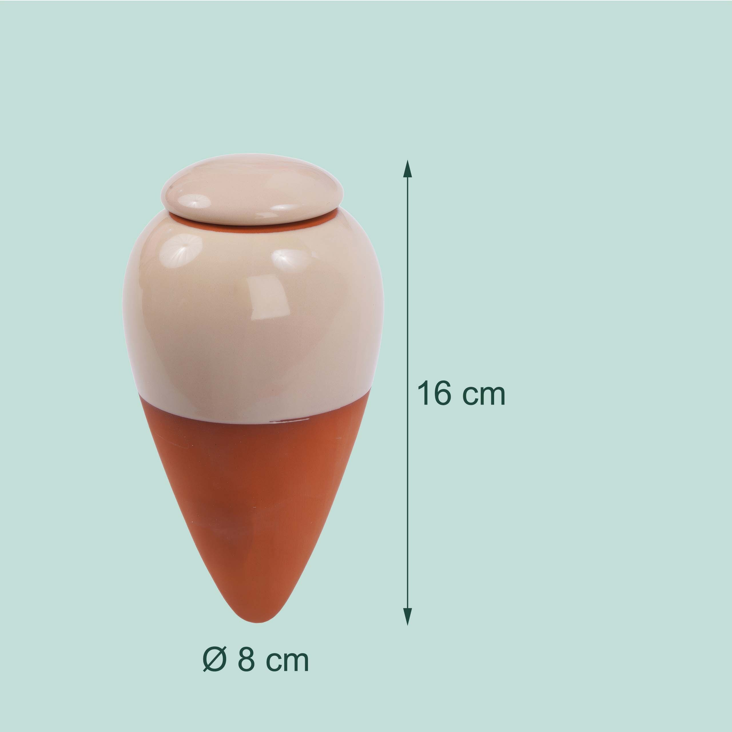 Eine kegelförmige rotbraune und beige Urne mit Deckel, Höhe 16 cm und Durchmesser 8 cm vor mintgrünem Hintergrund.