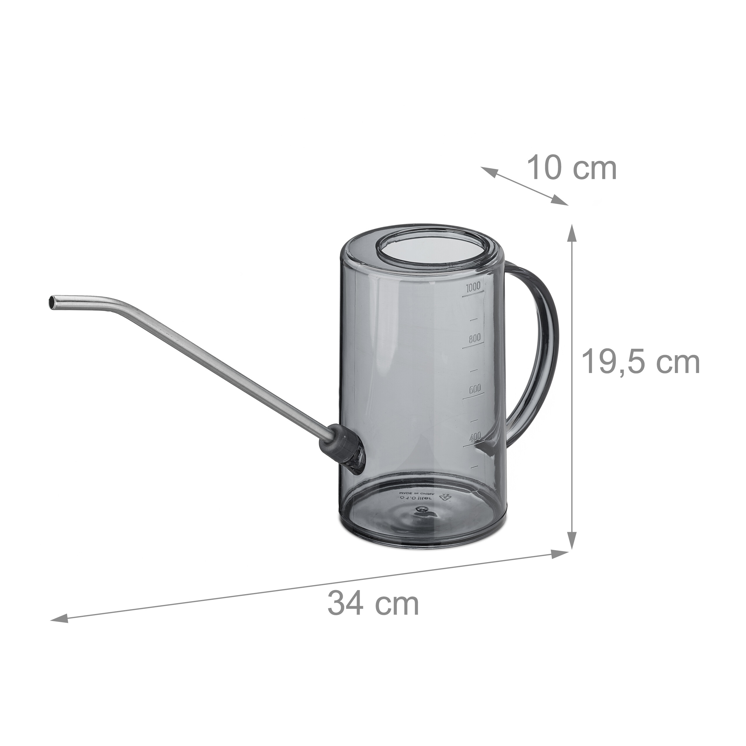 Graue Plastik-Gießkanne mit langem Edelstahl-Auslauf und Maßen von 34x10x19,5 cm auf weißem Hintergrund.