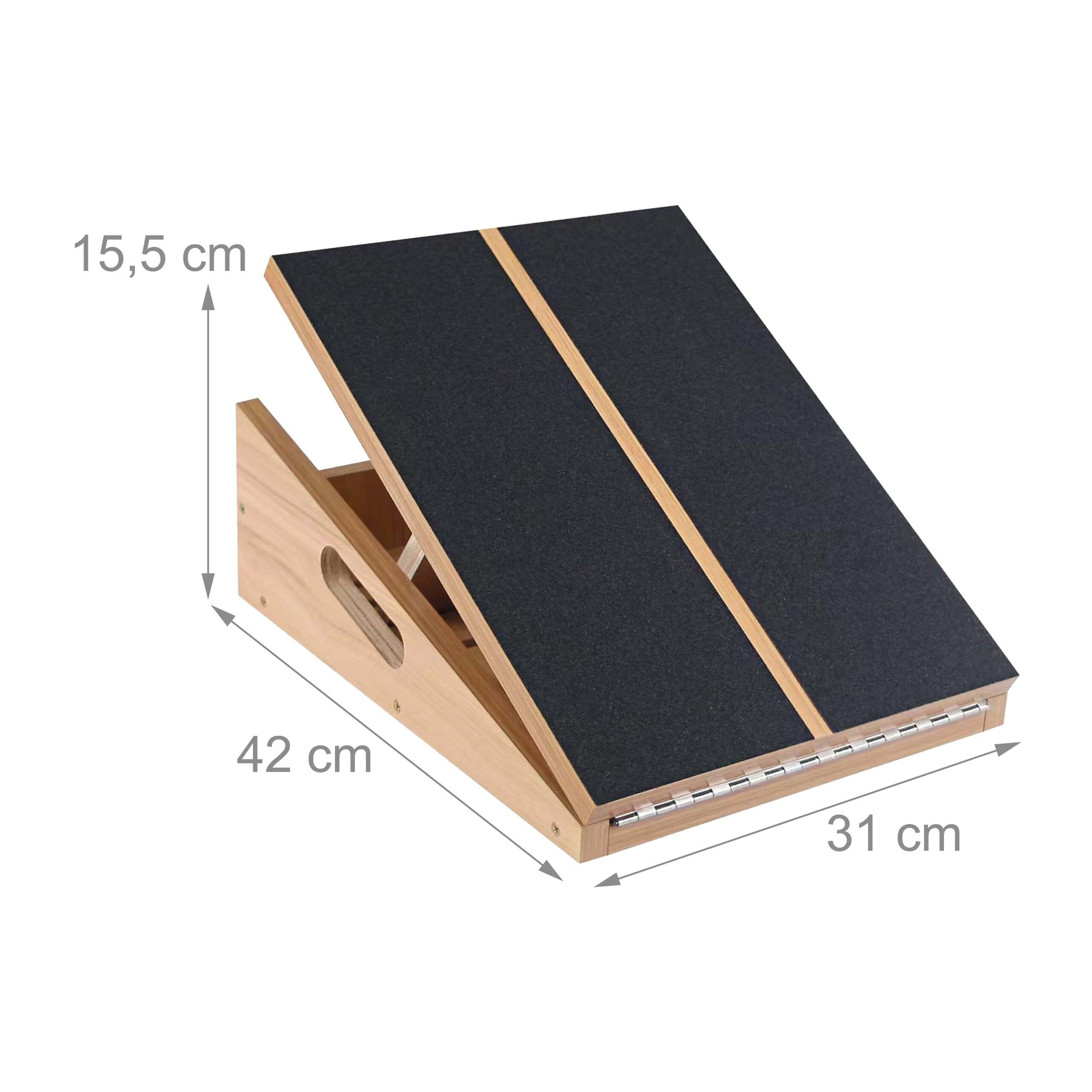 Ein verstellbares Holz-Schrägbrett mit schwarzem Grip-Tape und den Maßen 42x31x15,5 cm vor weißem Hintergrund.