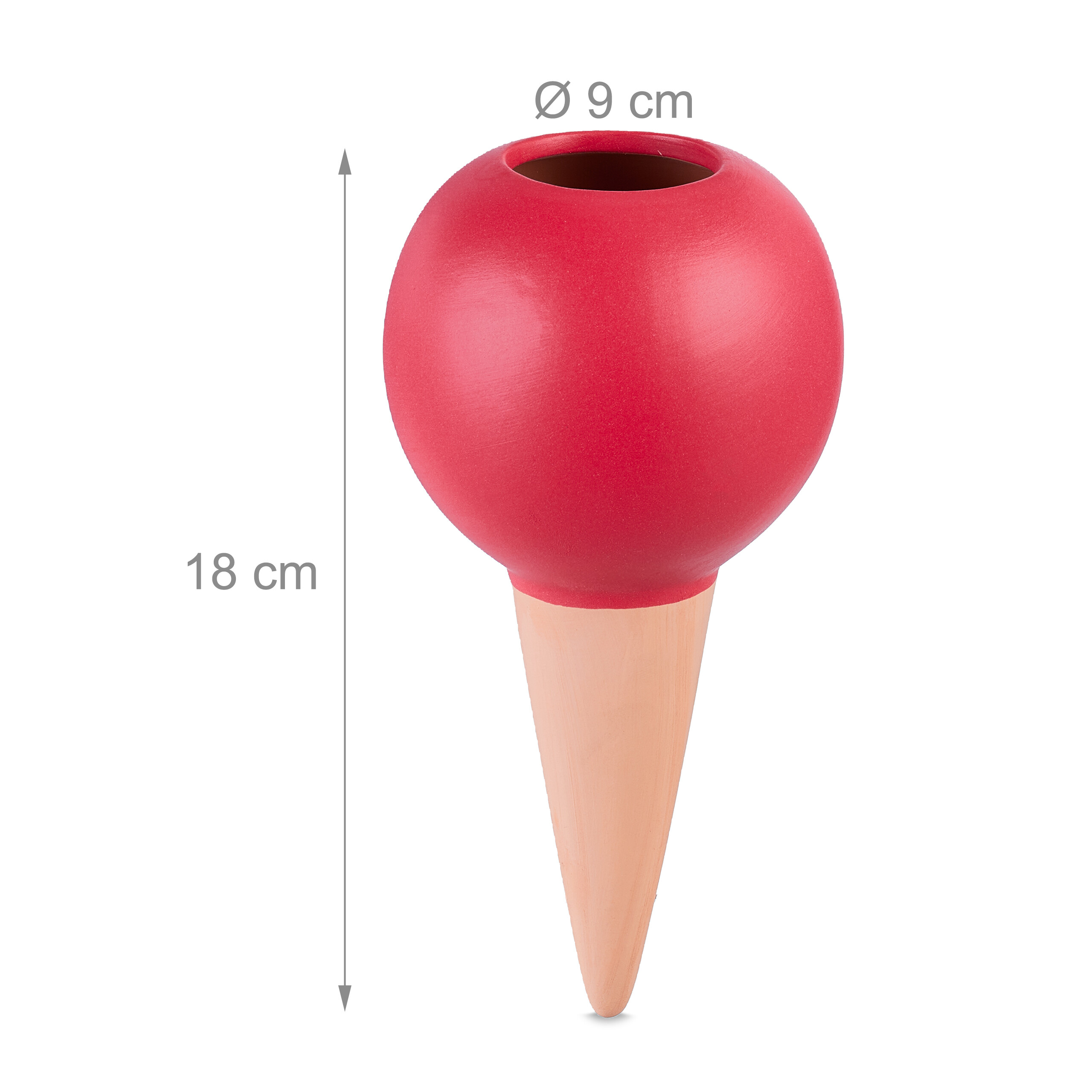 Rote Bewässerungskugel mit Terrakottaspieß, 18 cm hoch und 9 cm Durchmesser, freigestellt auf weiß.