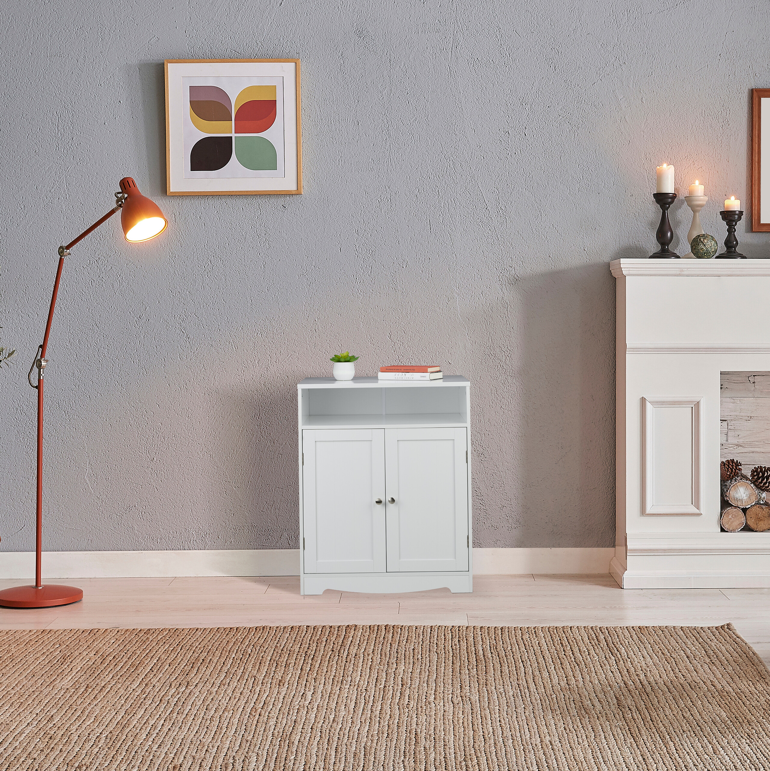 Ein weißer Schrank steht vor einer grauen Wand, neben einem Kamin und einer roten Lampe.