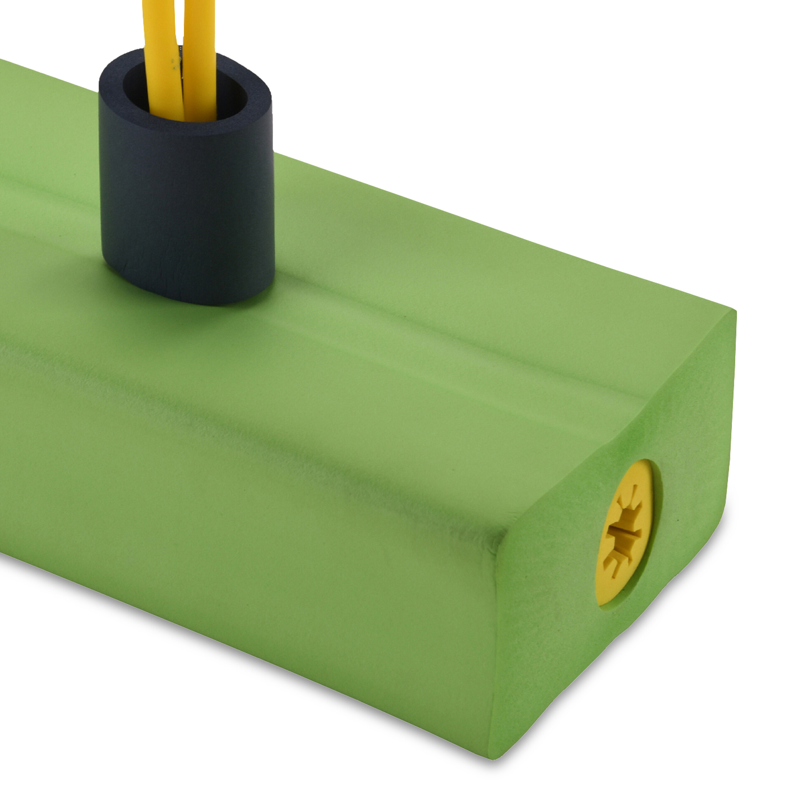 Ein grüner Holzbalken mit einem schwarzen zylindrischen Einsatz, gelben Stäben und einem gelben runden Einsatz an der Seite.