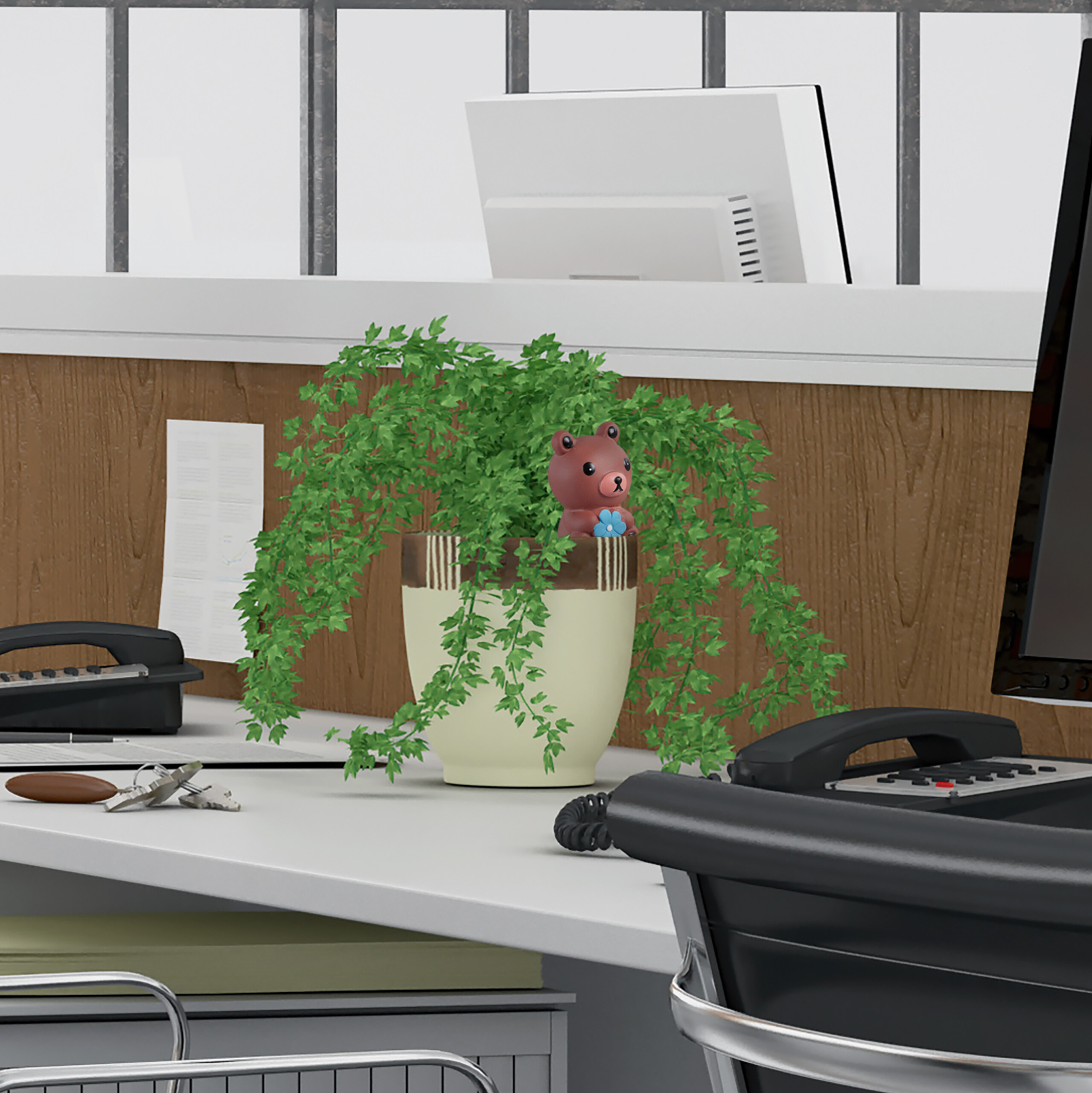 Büroschreibtisch mit Topfpflanze, kleinem Bärenspielzeug, Telefonen und Akten vor einer holzverkleideten Wand.