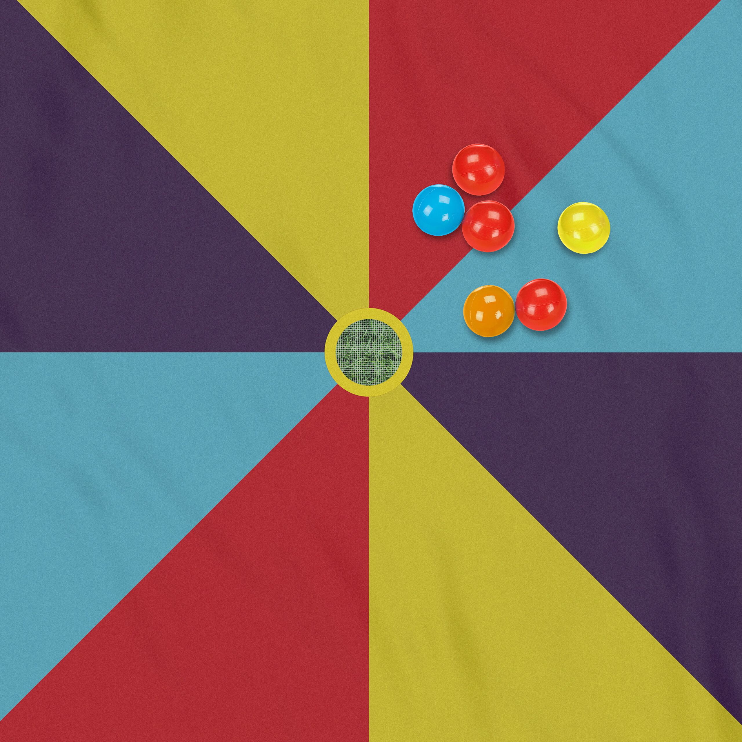 Bunter Bällebadboden mit roten, blauen, gelben und lila Segmenten und bunten Bällen in einer Ecke.