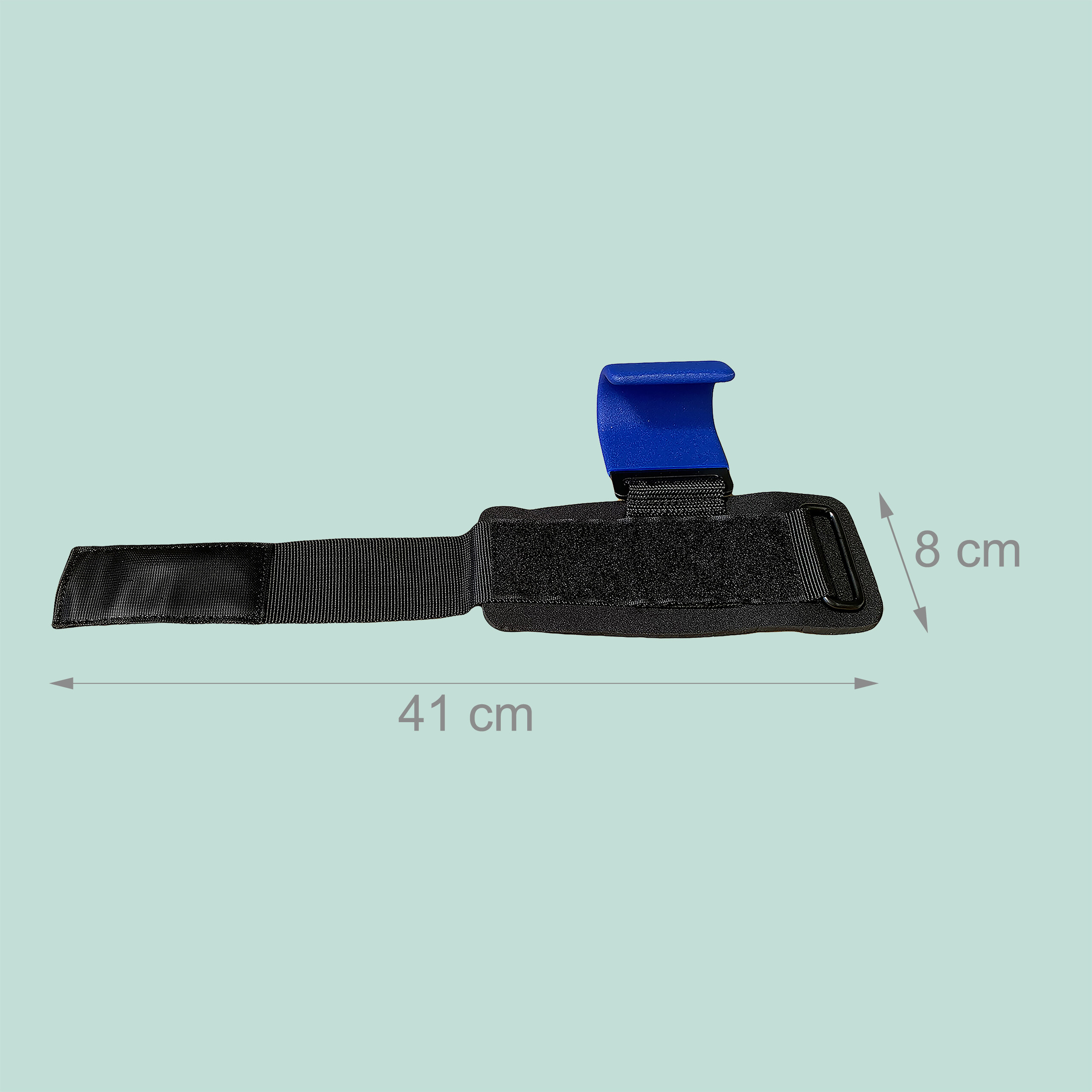Eine schwarze Handgelenkschlaufe mit blauem Zughaken, Maße 41 cm lang und 8 cm breit, vor hellem Hintergrund.