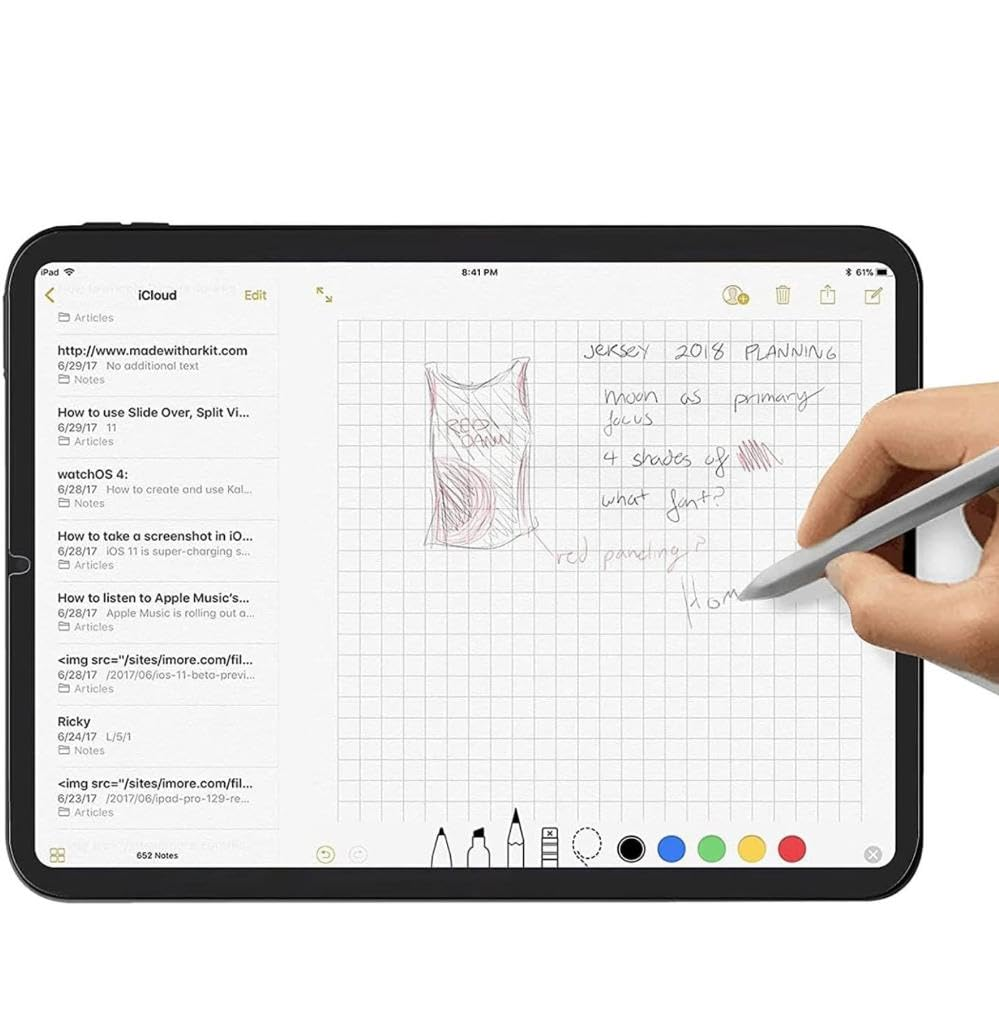 Bir tablet ekranında notlar ve araç çubuğuyla birlikte bir forma tasarımı çizen bir kalem.
