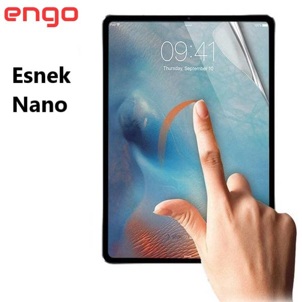 Koruyucu film uygulanırken bir tablet ekranına dokunan el.