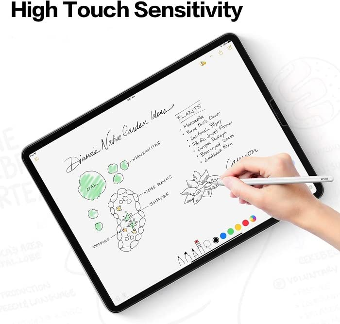 Bahçe notları gösteren bir tablette kalemle yazan el.