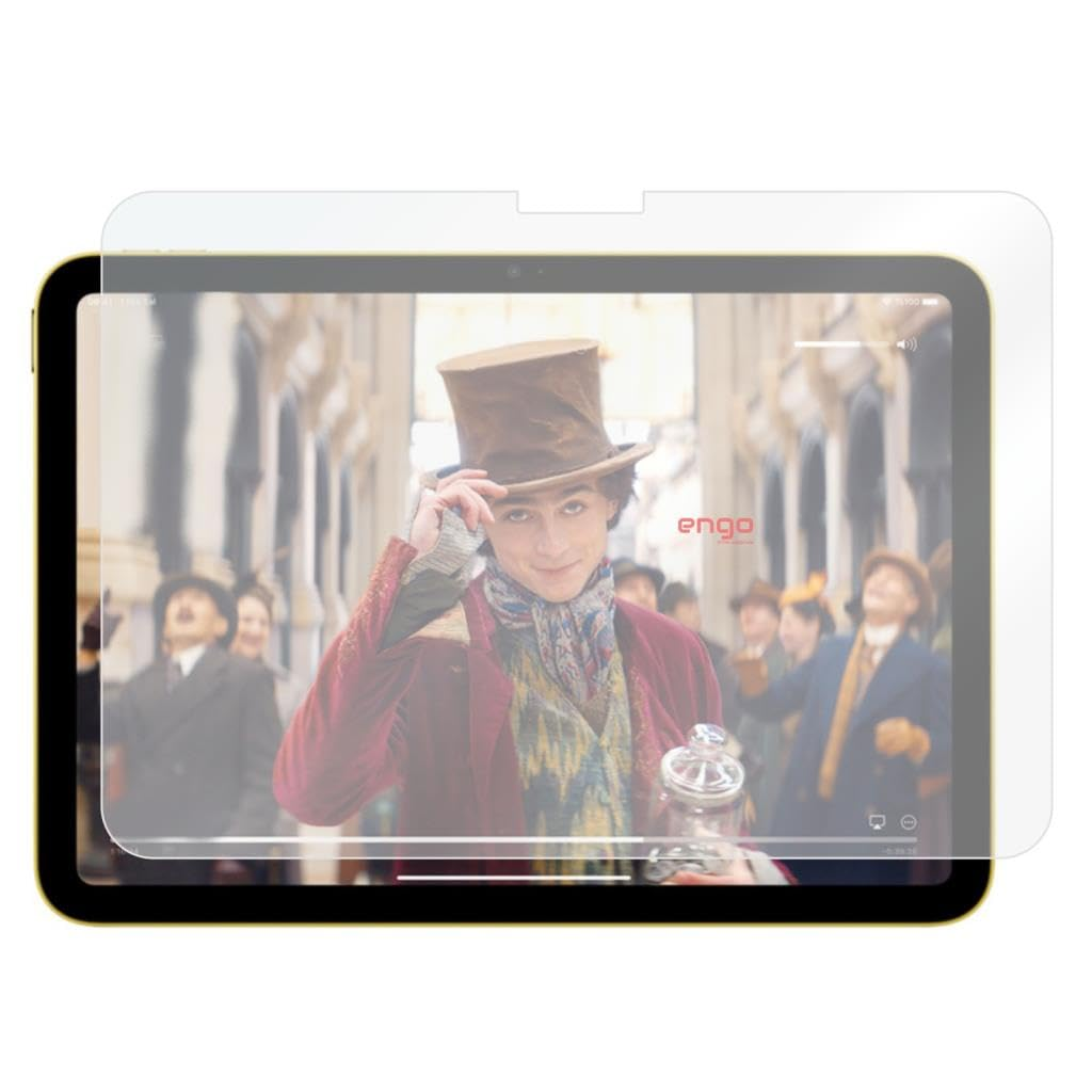 Ekran koruyuculu bir tablet, tarihi kıyafetli bir kişinin film sahnesini gösteriyor.