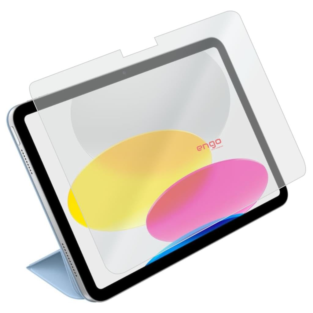 Beyaz arka planda ekran koruyuculu ve açık mavi kılıflı bir tablet.